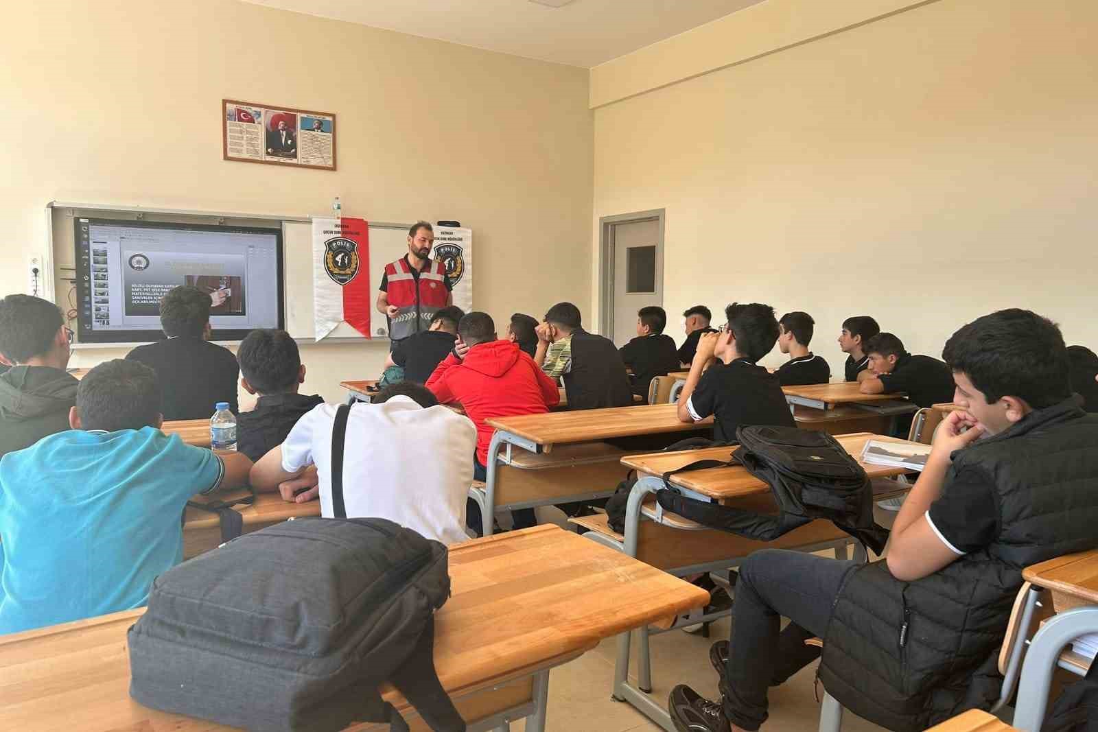 Çocuk Şube Müdürlüğü öğretmen ve öğrencileri bilgilendirdi
