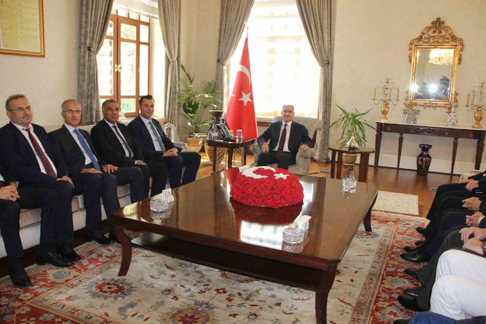 Manisa&rsquo;nın yeni Valisi &Ouml;zkan&rsquo;dan ilk a&ccedil;ıklama: "Manisa&rsquo;nın kalkınması ve vatandaşın mutluluğu i&ccedil;in &ccedil;alışacağız"
