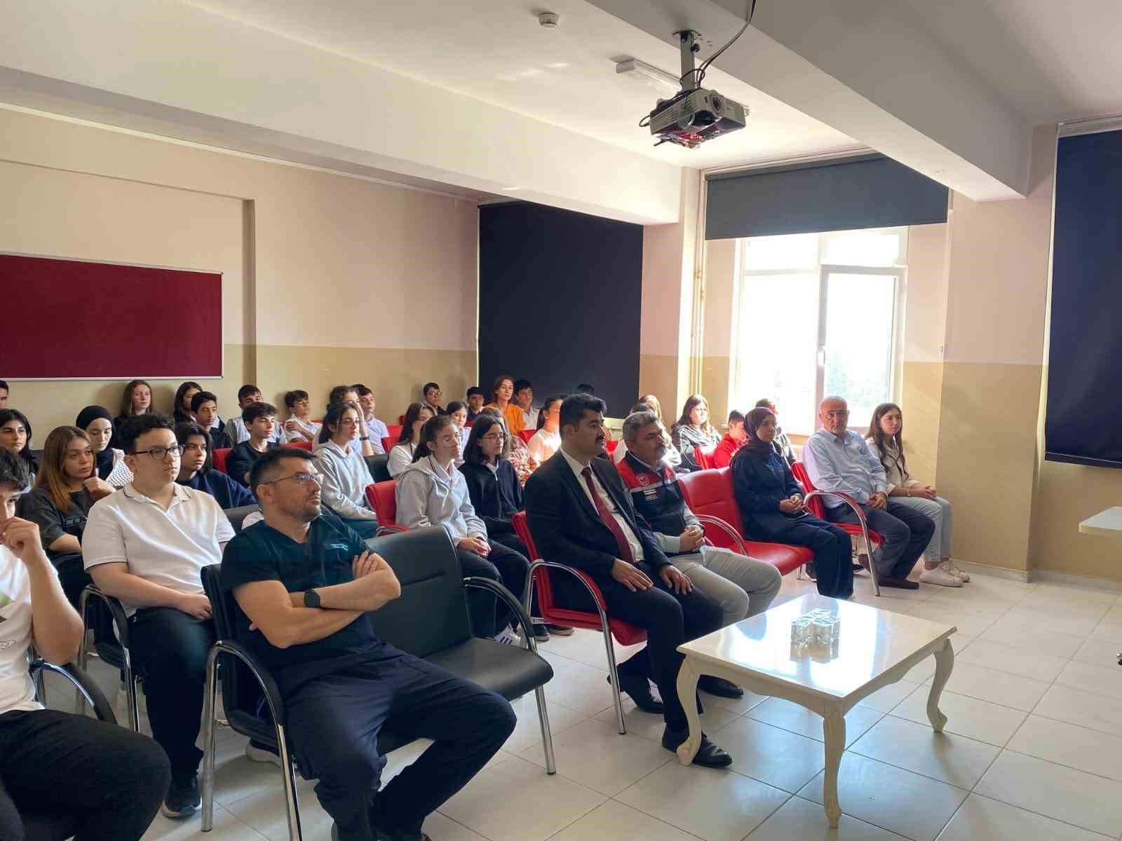 D&uuml;nya Okul S&uuml;t&uuml; G&uuml;n&uuml;nde Beylikova Fen Lisesinde s&uuml;t dağıtıldı
