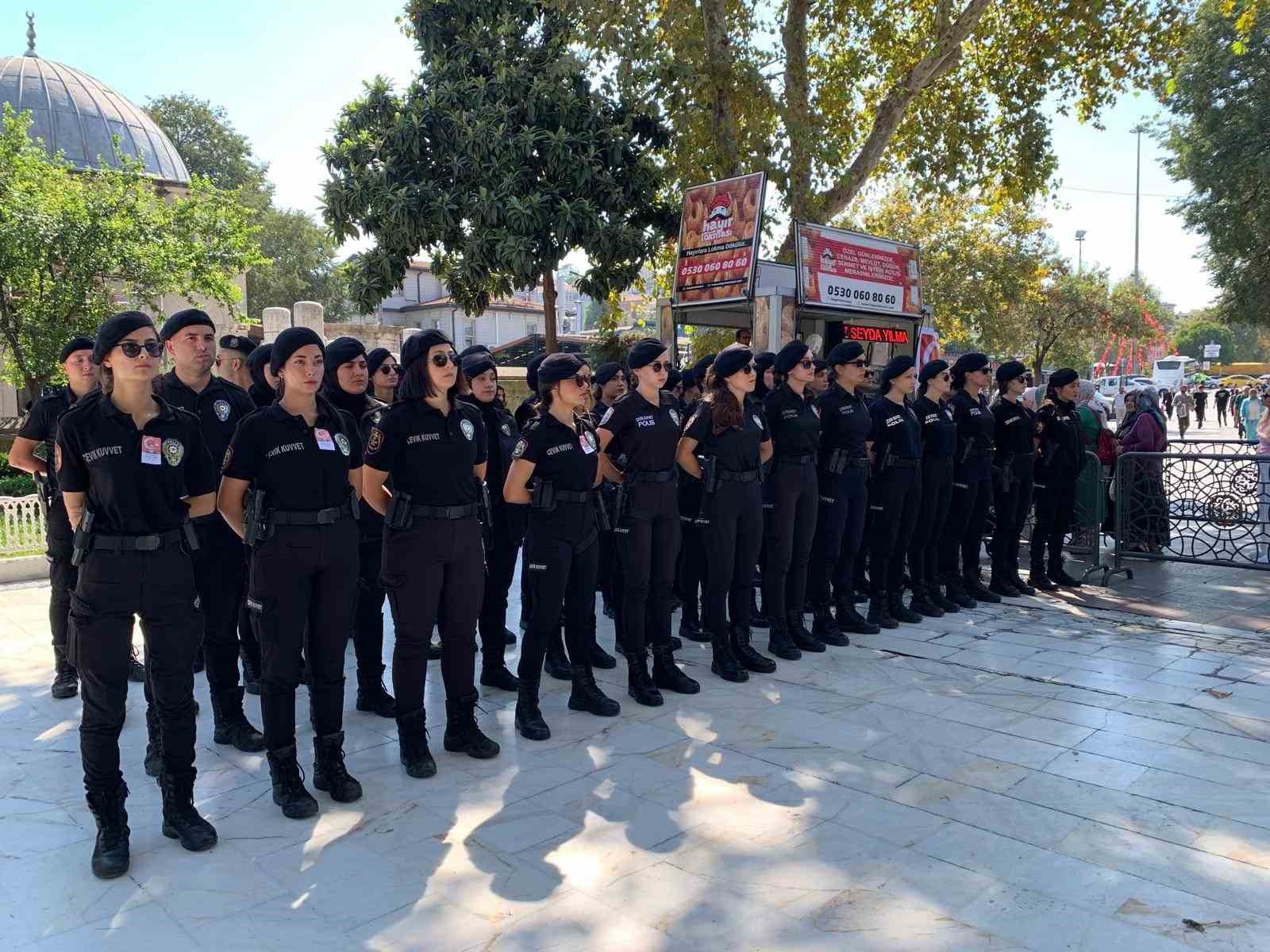 Meslektaşları şehit polis Şeyda Yılmaz için lokma dağıttı