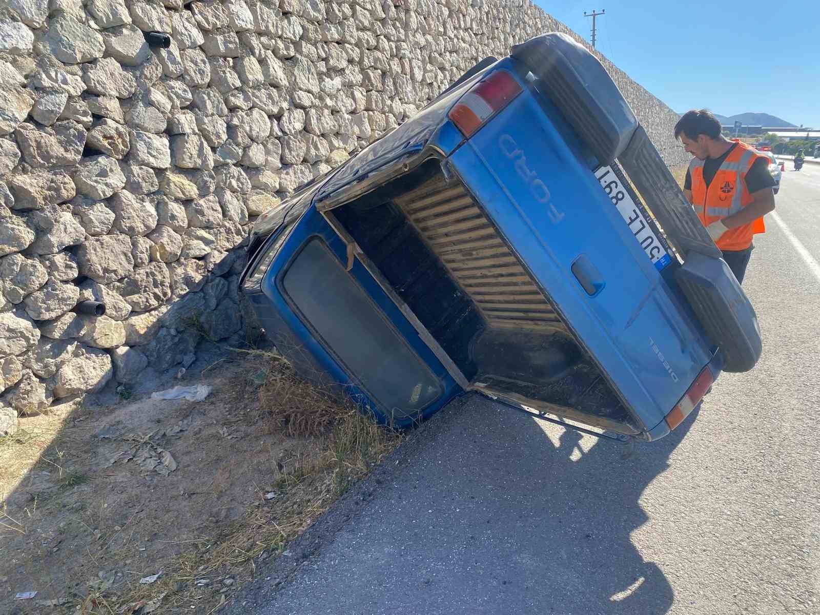 Kontrolden çıkan kamyonet takla attı 1 yaralı