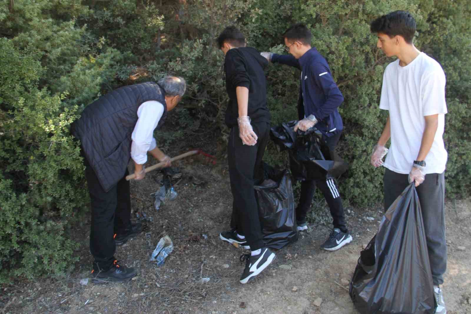 Lise öğrencileri ormanlık alanı temizlemek için seferber oldu
