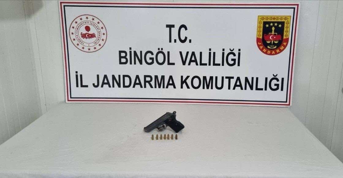 Bingöl’de yol kontrolünde durdurulan araçlarda 2 ruhsatsız silah ele geçirildi