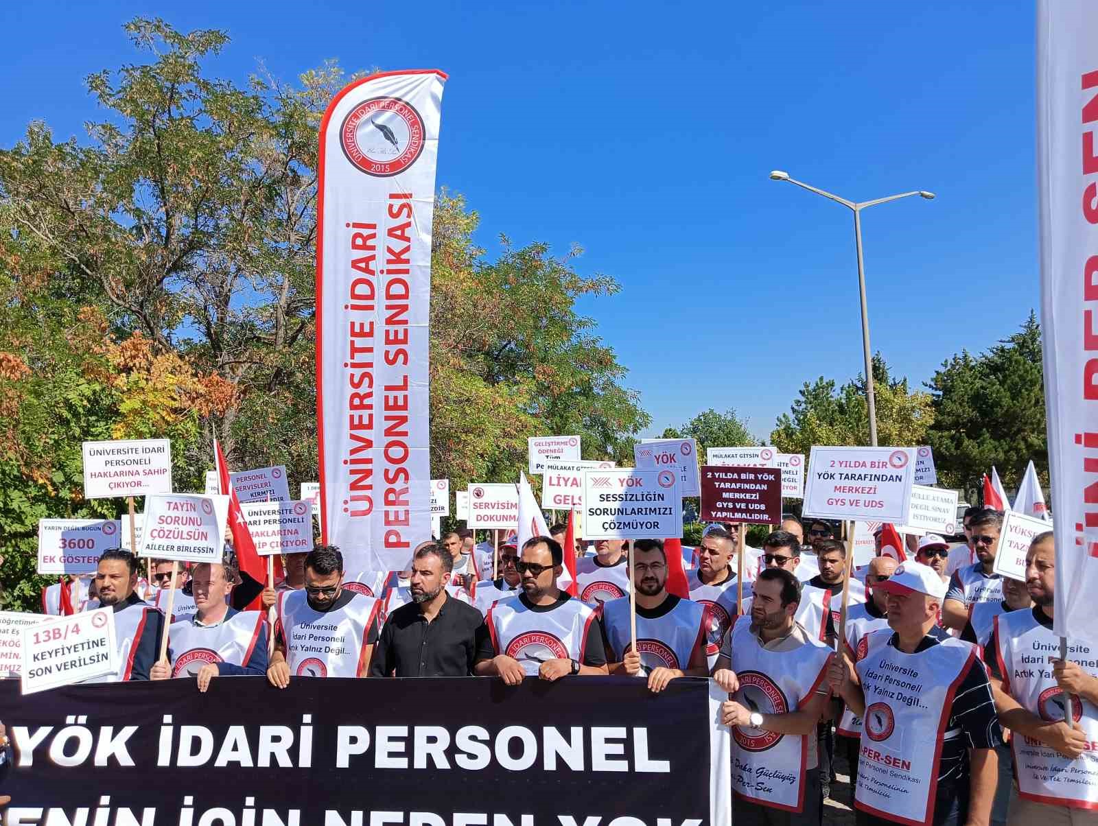 Üniversitelerdeki personel sorunlarının çözüme kavuşturulması için YÖK önünde eylem