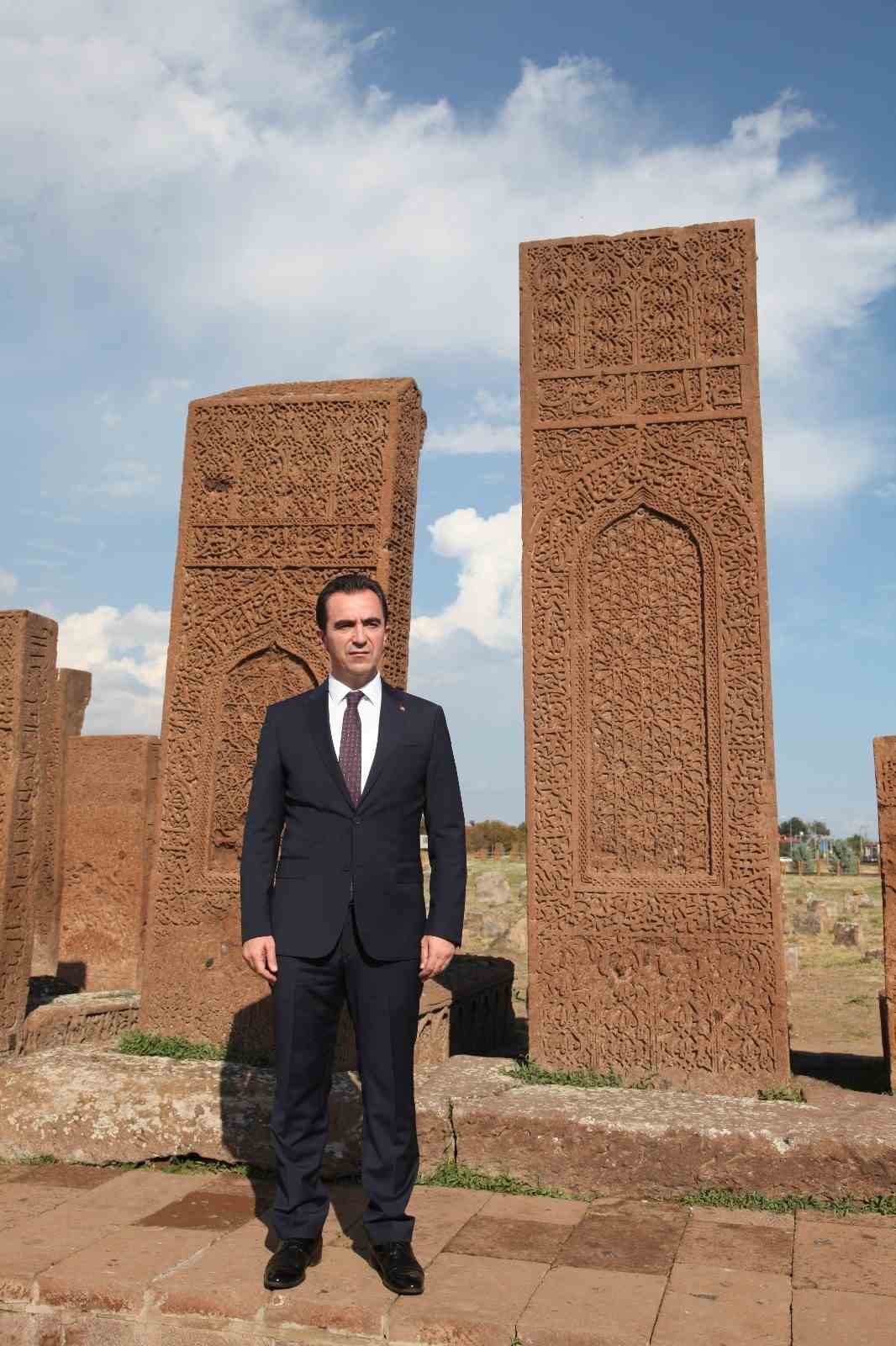 Bitlis’in yeni Valisi Karakaya ilk ziyaretini tarihi ilçe Ahlat’a yaptı
