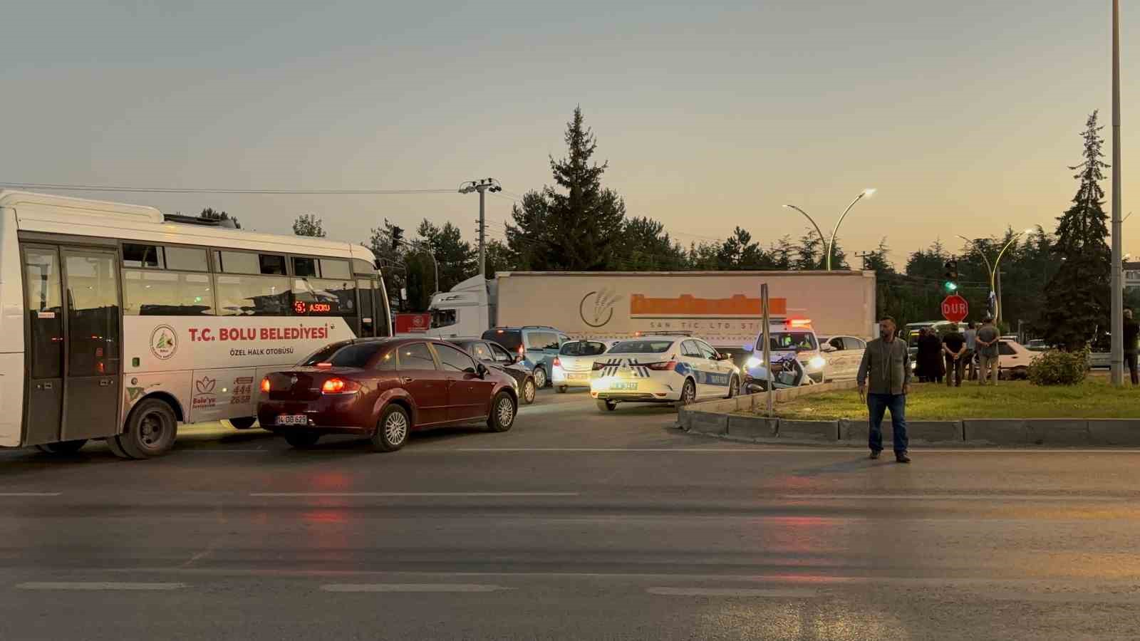 Otomobil ile elektrikli bisiklet çarpıştı: 1’i çocuk 2 yaralı
