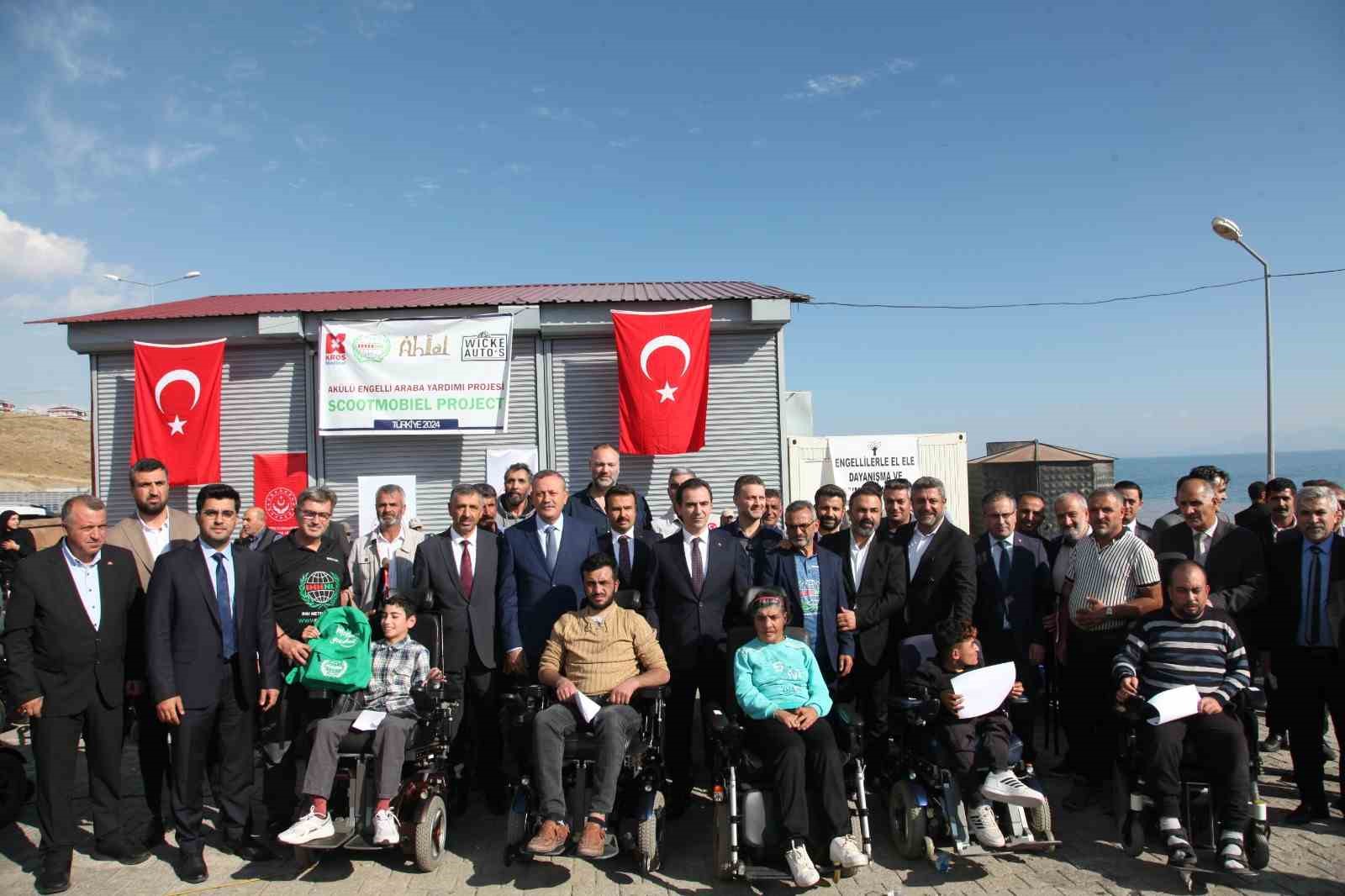 Ahlat’ta 50 engelliye akülü araç hediye edildi