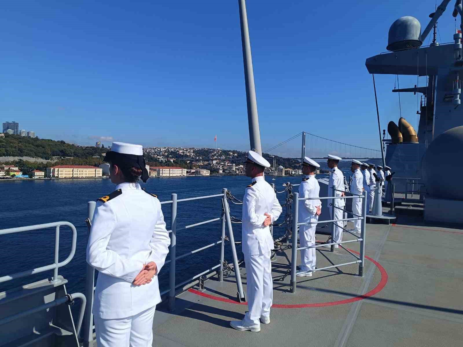 TCG Anadolu ile birlikte 15 savaş gemisi İstanbul Boğazı&rsquo;ndan ge&ccedil;ti
