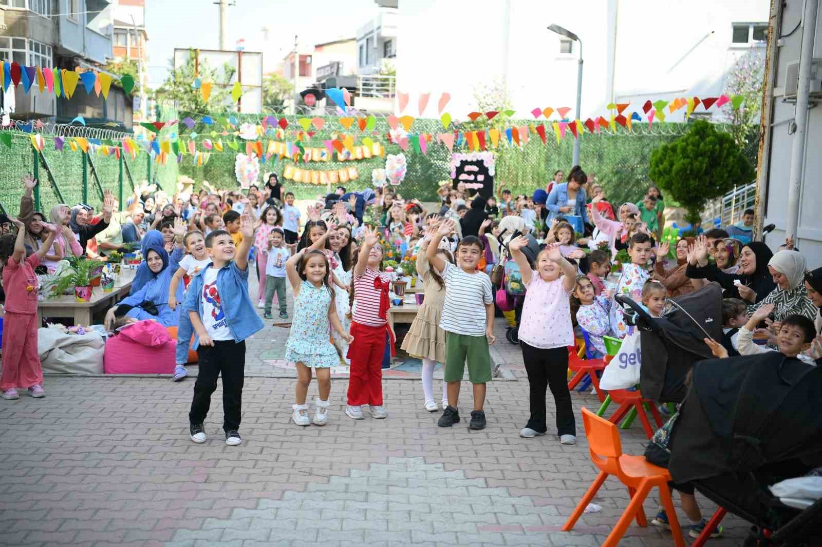 Aileler ve çocuklar birlikte saksı boyayıp çiçek ekti