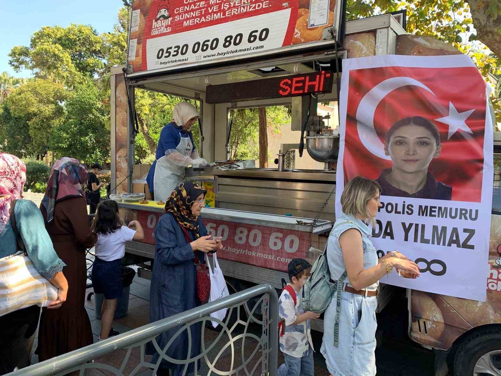 Meslektaşları şehit polis Şeyda Yılmaz için lokma dağıttı
