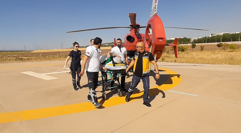 Kafasına demir düşen 83 yaşındaki hasta ambulans helikopterle hastaneye sevk edildi