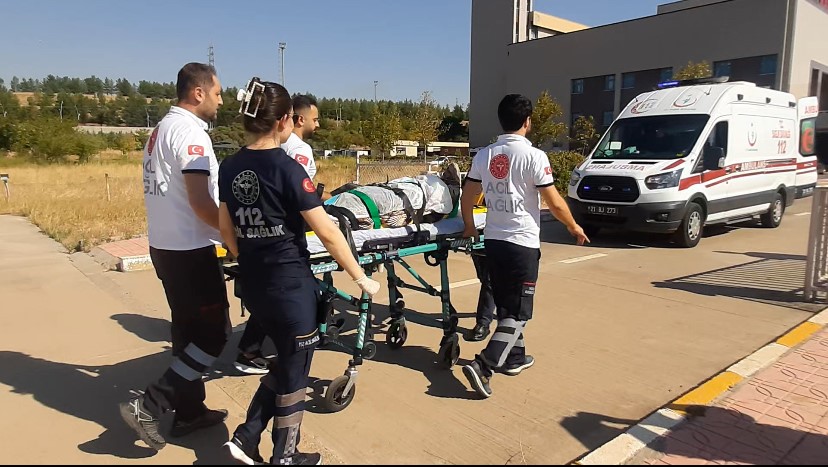 Kafasına demir düşen 83 yaşındaki hasta ambulans helikopterle hastaneye sevk edildi
