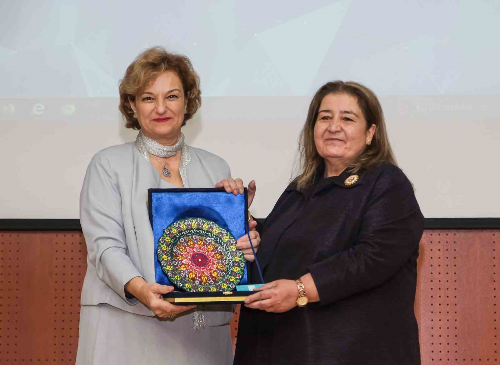 Atat&uuml;rk &Uuml;niversitesi tıp fak&uuml;ltesi mezunları 40 yıl sonra bir araya geldi
