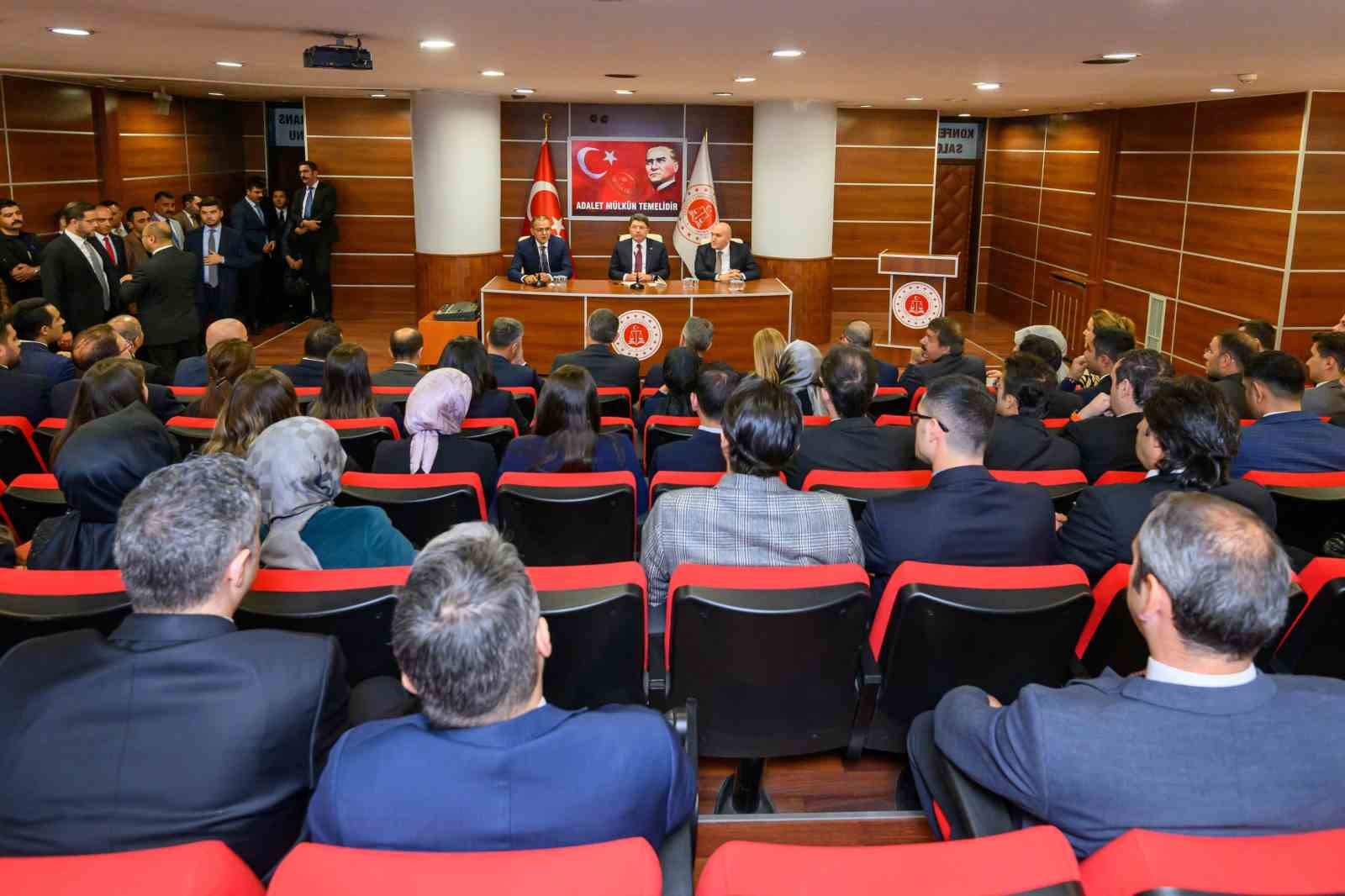Adalet Bakanı Yılmaz Tun&ccedil;, esnafı ziyaret edip vatandaşlarla &ccedil;ay ocağında sohbet etti
