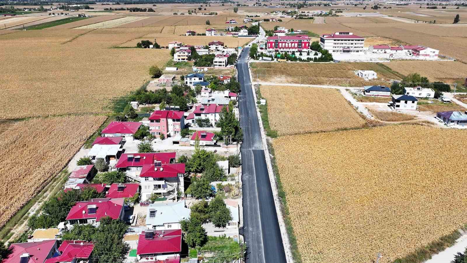 Kahramanmaraş Büyükşehir Belediyesi’nden Elbistan’da asfalt atağı