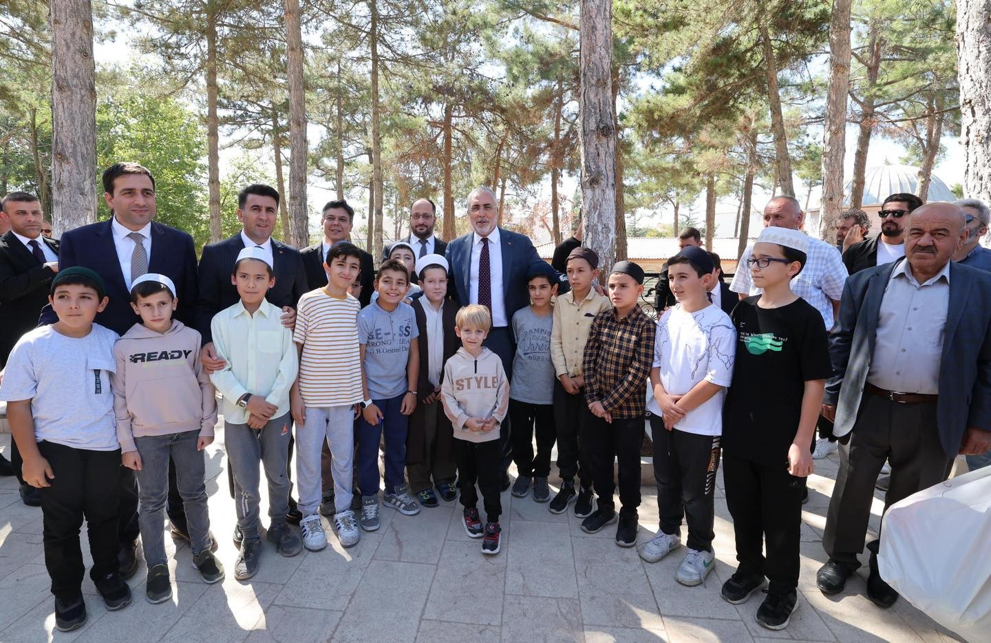 Bakan Işıkhan, Ertuğrul Gazi Türbesi’nde dua etti