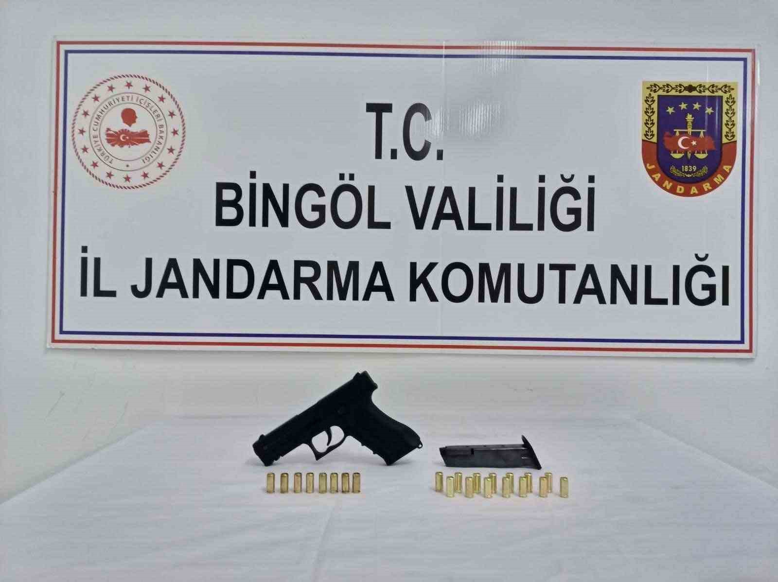 Bingöl’de yol kontrolünde durdurulan araçlarda 2 ruhsatsız silah ele geçirildi
