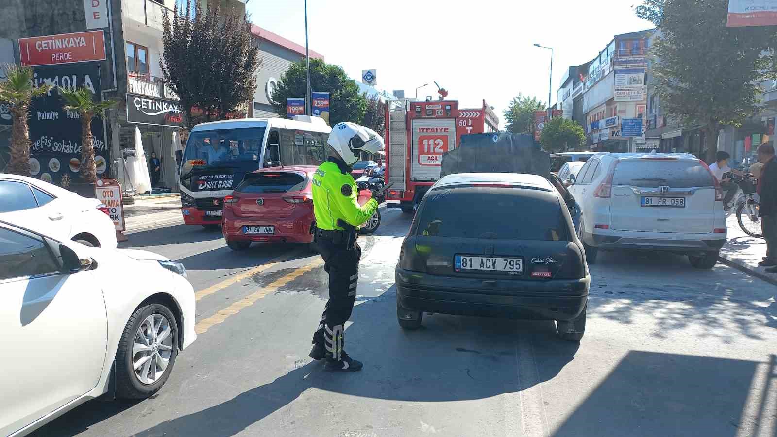 Düzce’de seyir halindeki araçta yangın
