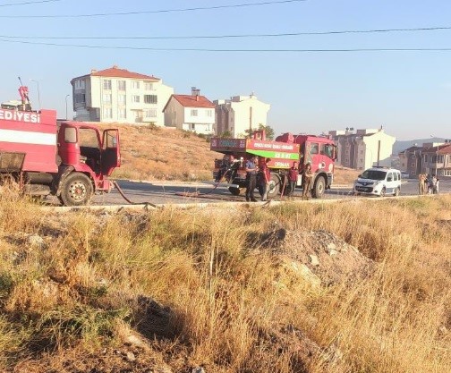 Tavşanlı şehir merkezi yakınında çıkan yangın kokuttu