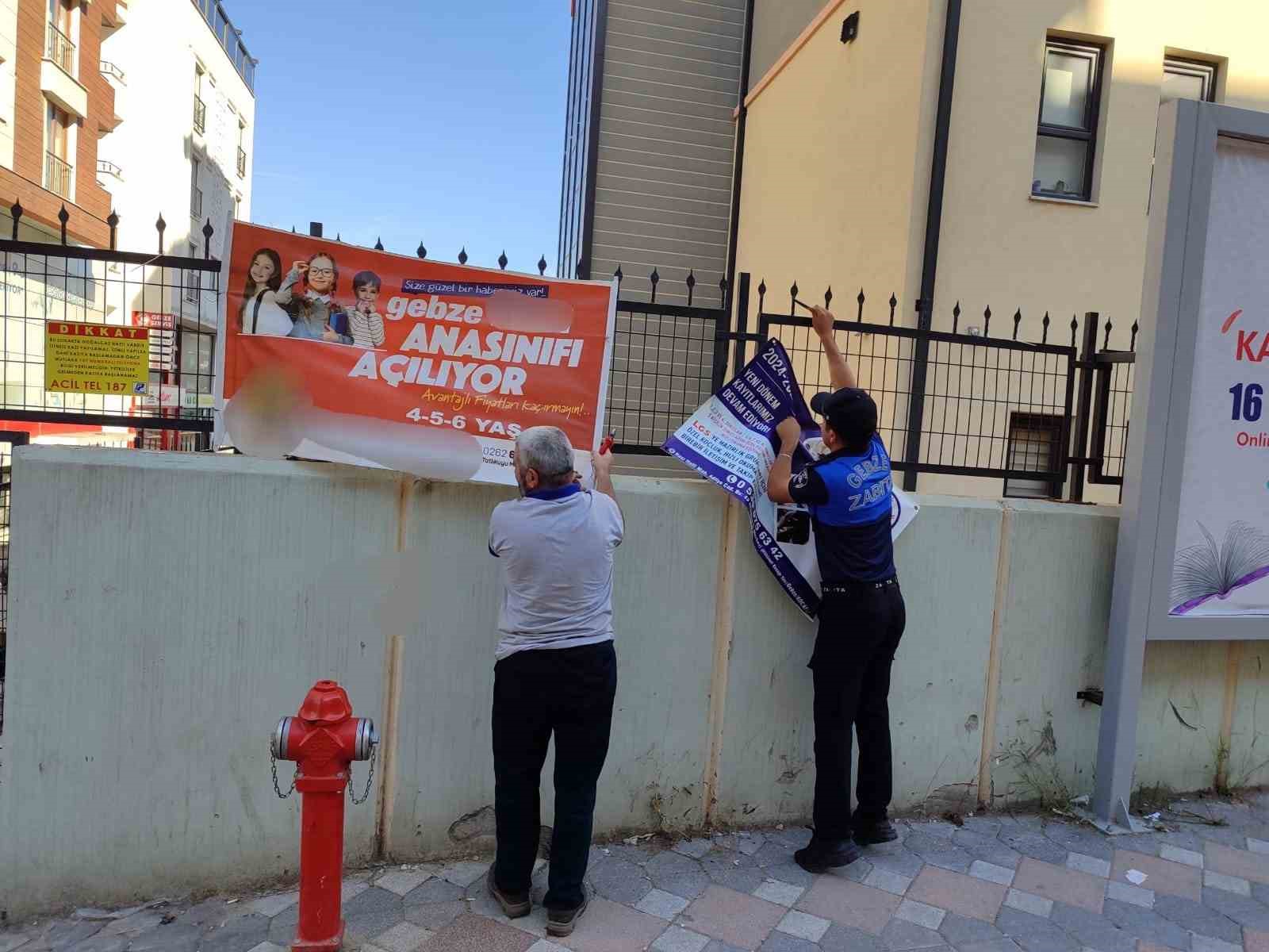 Gebze&rsquo;de izinsiz asılan afişler kaldırılıyor
