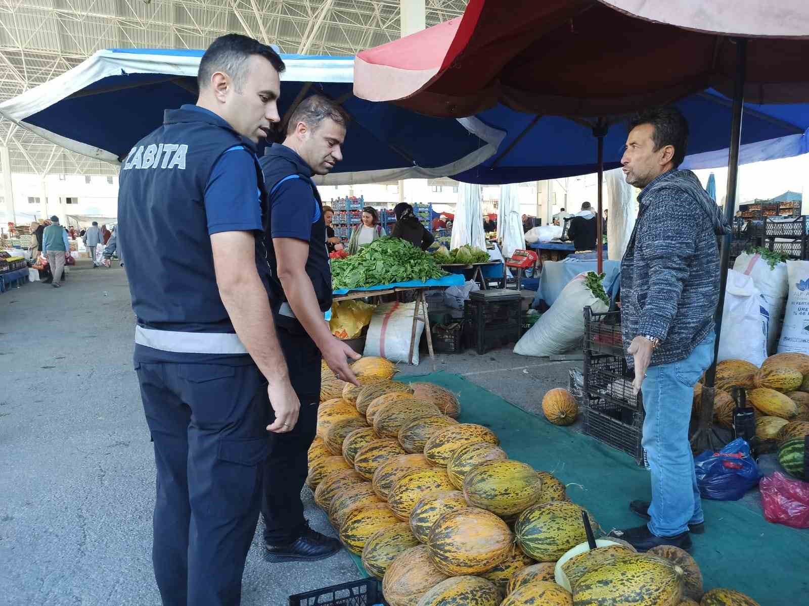Çorum’da kurallara uymayan pazarcıya kapatma cezası verildi