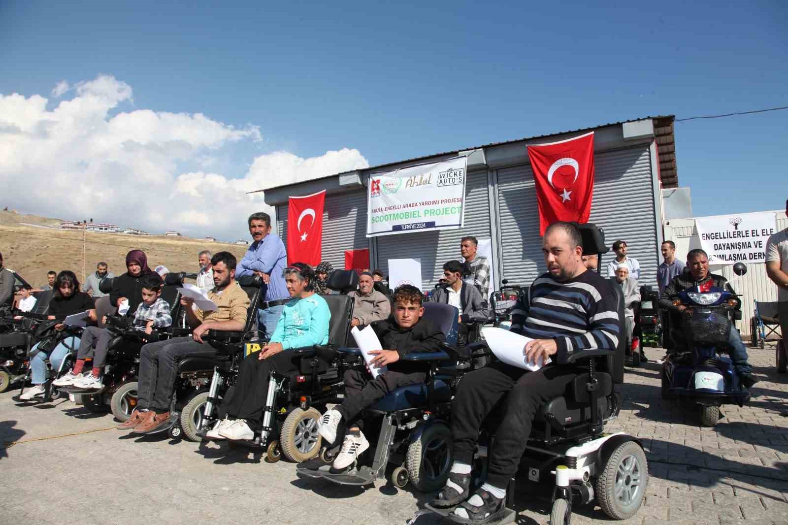 Ahlat&rsquo;ta 50 engelliye ak&uuml;l&uuml; ara&ccedil; hediye edildi
