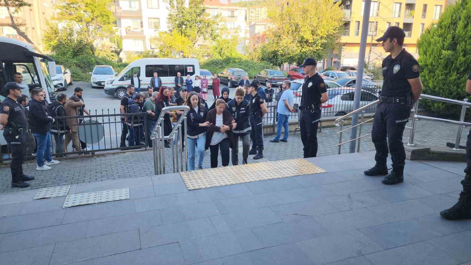 Zonguldak&rsquo;ta 129 kişiye usuls&uuml;z rapor d&uuml;zenlediği iddia edilen 3 kişi tutuklandı
