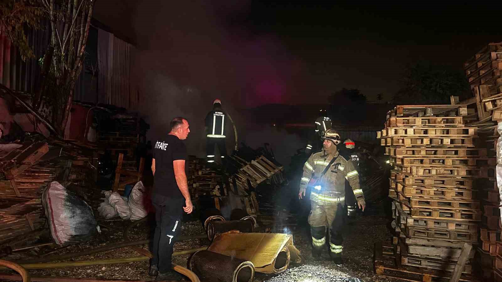 Bursa’da palet fabrikasında korkutan yangın: Alevler geceyi aydınlattı
