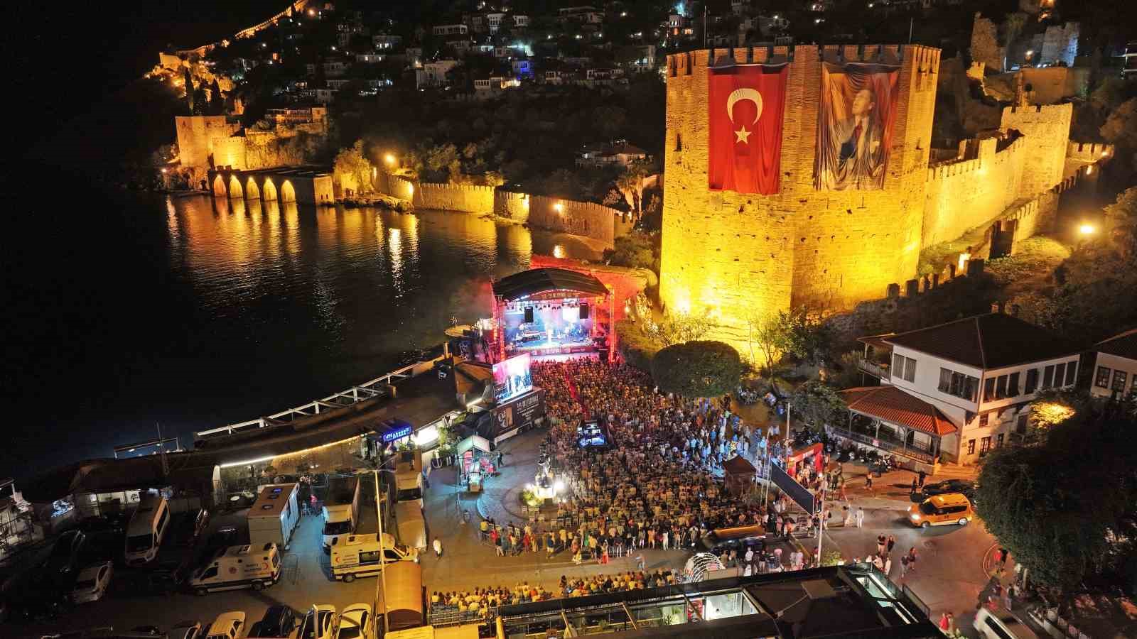 Alanya Caz Festivali&rsquo;nde Selen Beytekin ve Cecilia Krull r&uuml;zgarı

