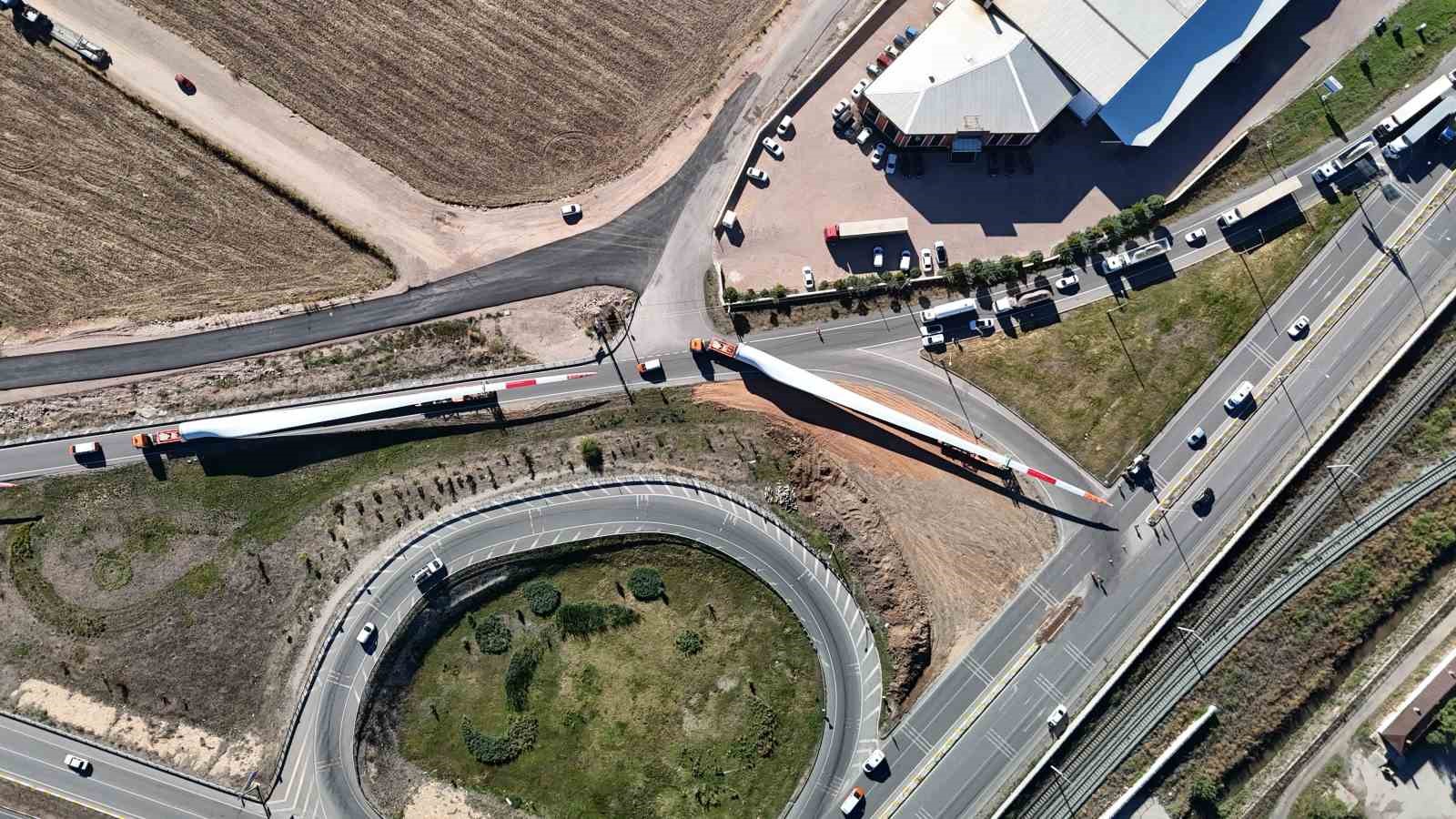 Dev kanatların zorlu yolcuğu trafiğin aksamasına neden oldu
