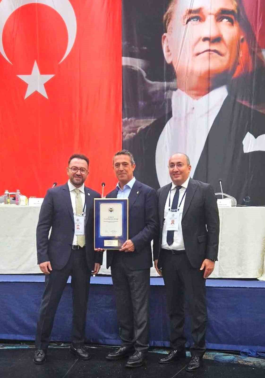 Ali Koç, Erzurum Fenerbahçeliler Derneği’ne akreditasyon belgesini verdi