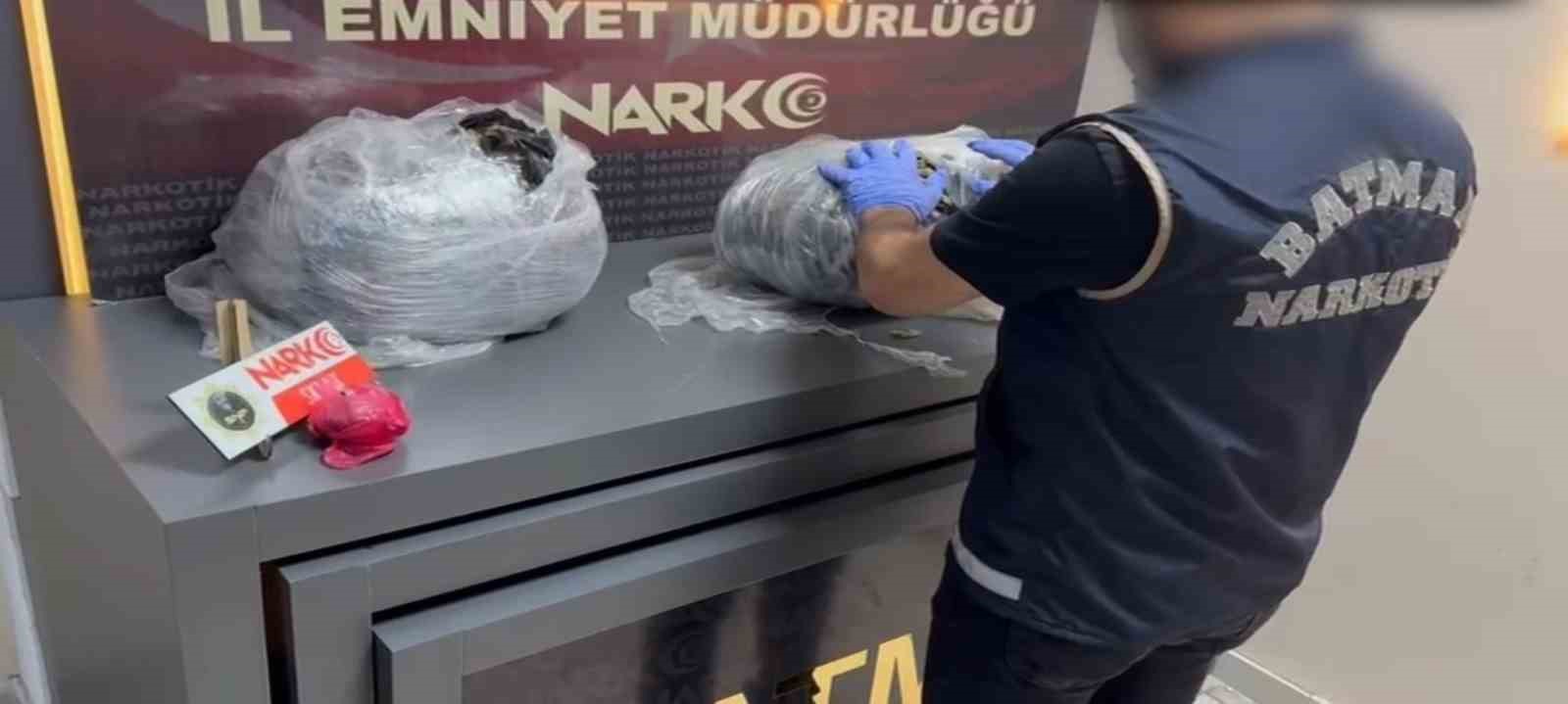 Batman’da durdurulan bir araçta uyuşturucu yakalandı: 2 kişi tutuklandı