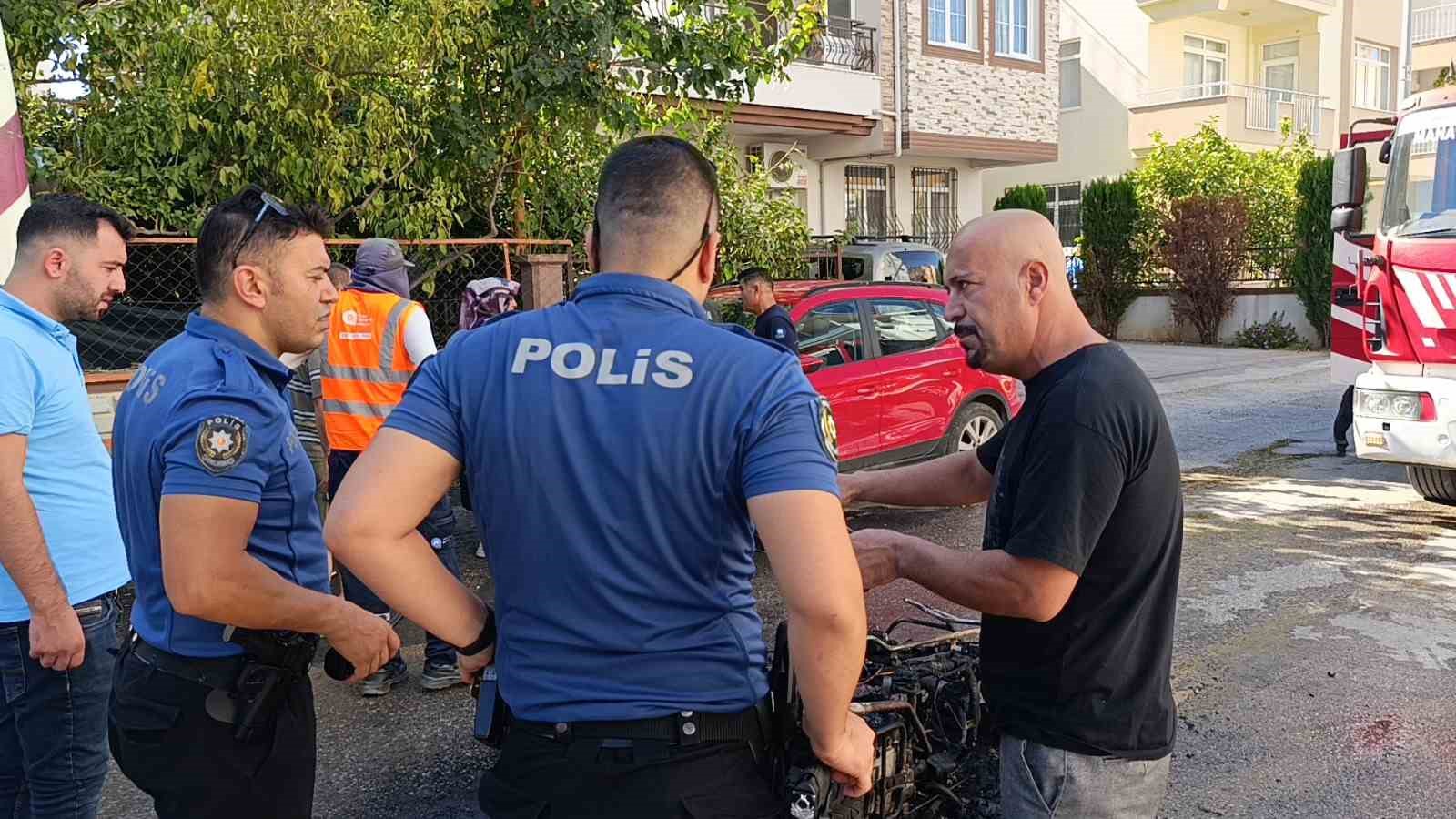 Seyir halindeyken yanan motosikleti mahalle sakinleri söndürdü
