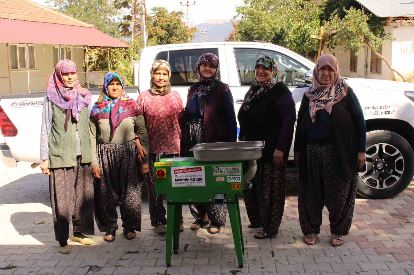 Büyükşehirden Elmalılı kadınlara salça makinesi desteği