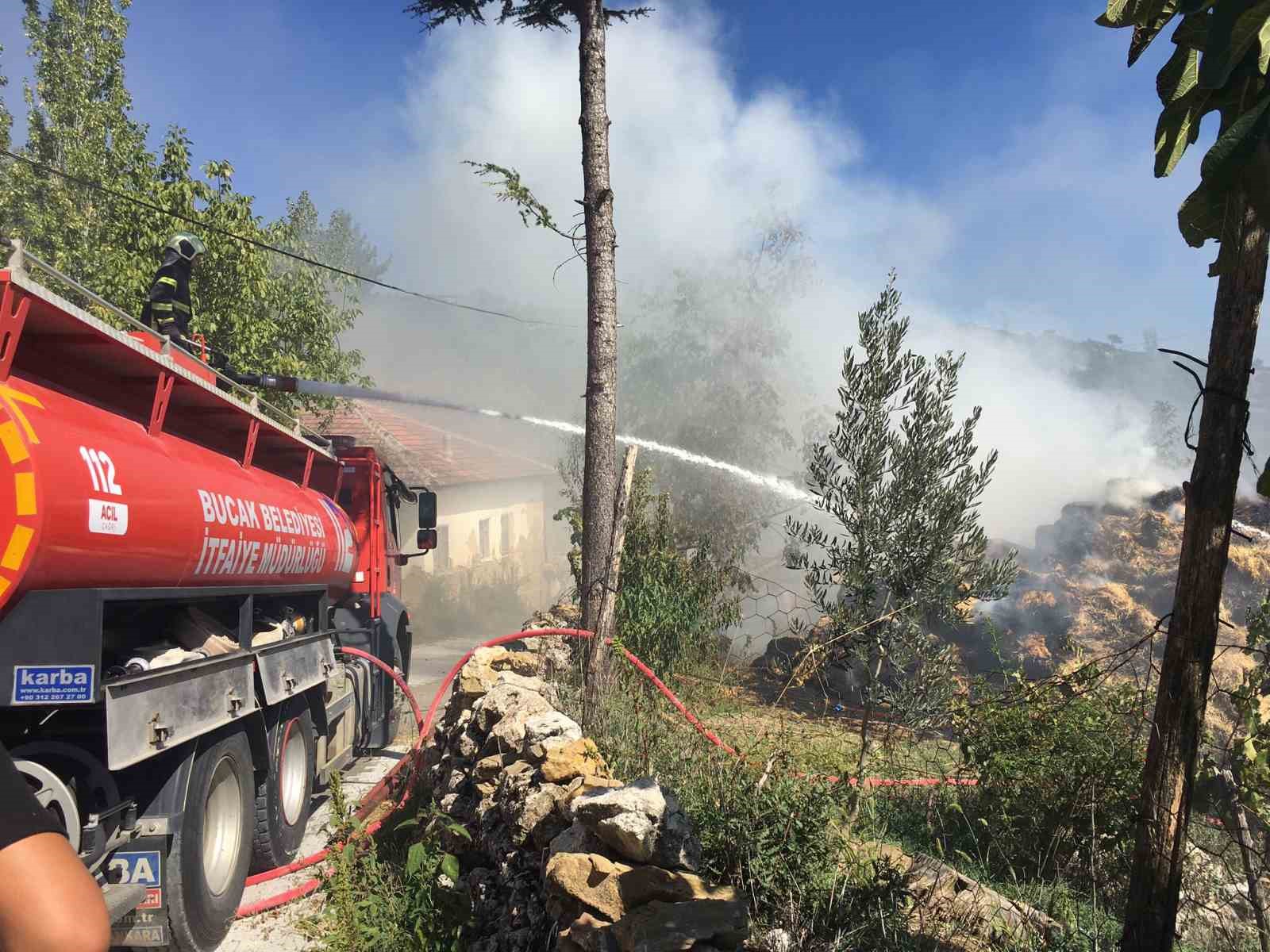 Kaynak makinesinden çıkan kıvılcımlar 250 balya samanı kül etti
