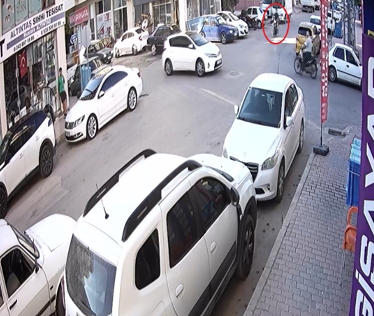 Motosikletli gencin otomobille çarpışma anı kamerada