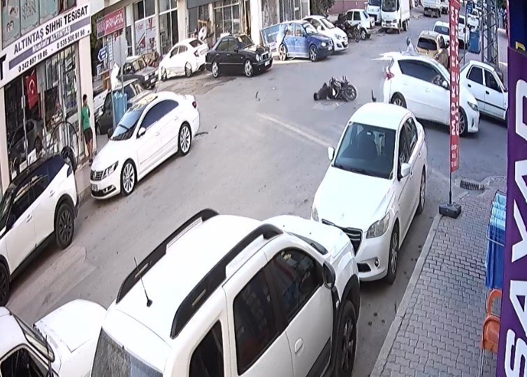 Motosikletli gencin otomobille çarpışma anı kamerada
