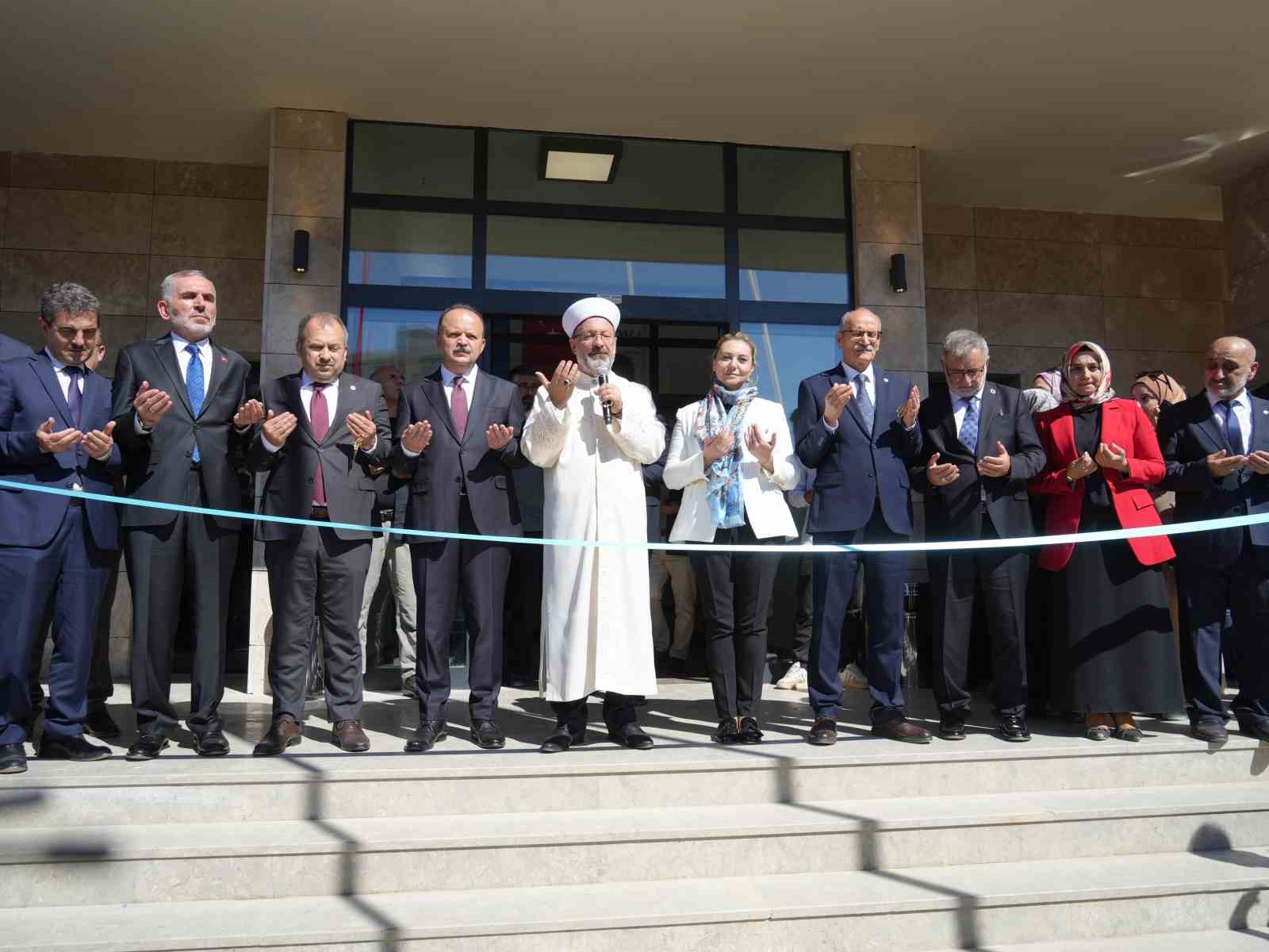 Prof. Dr. Erbaş: “Bizim ilmimiz insanlığı yaşatmak içindir, Batı’nın ise öldürmek içindir”