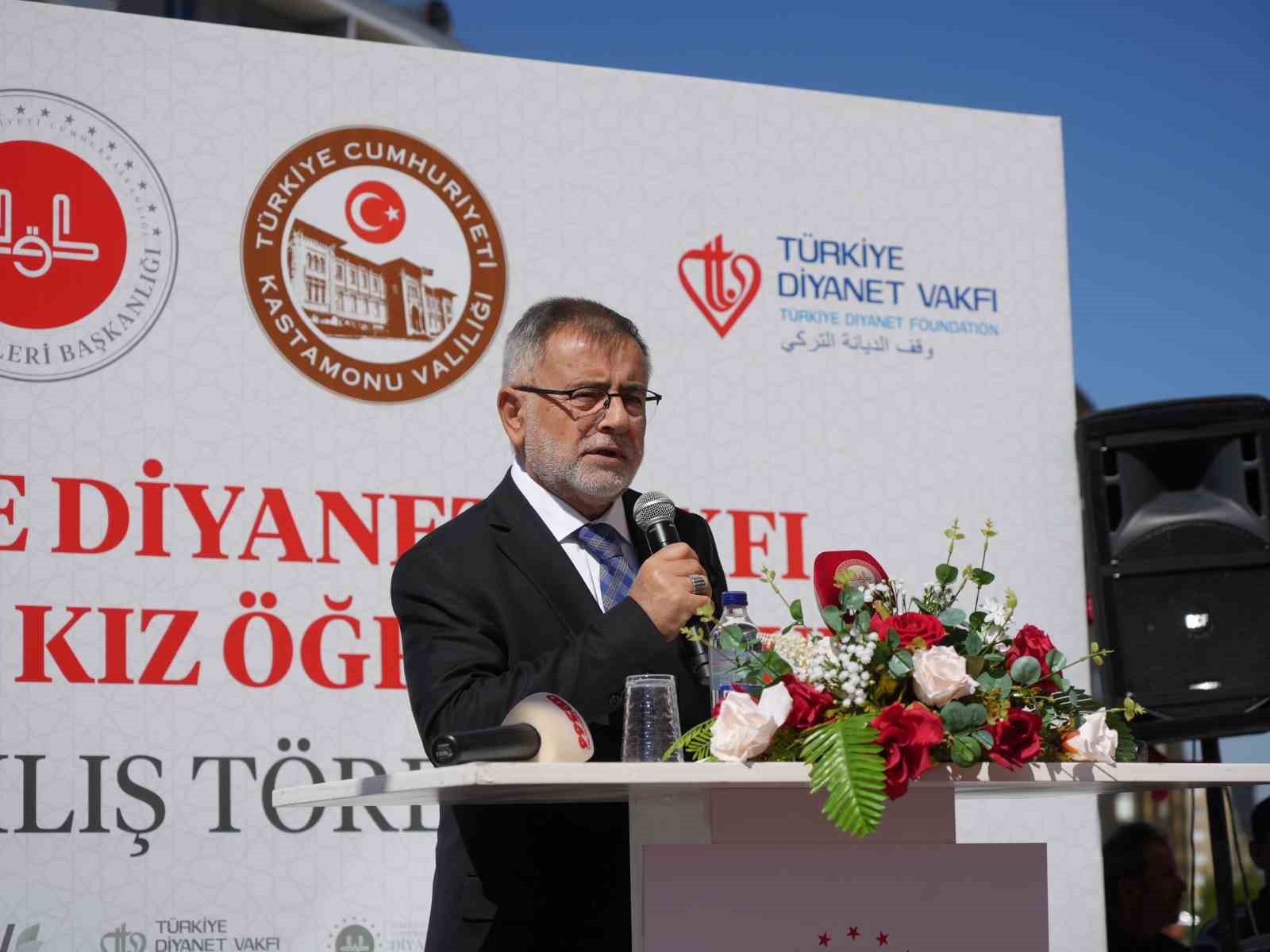 Prof. Dr. Erbaş: “Bizim ilmimiz insanlığı yaşatmak içindir, Batı’nın ise öldürmek içindir”
