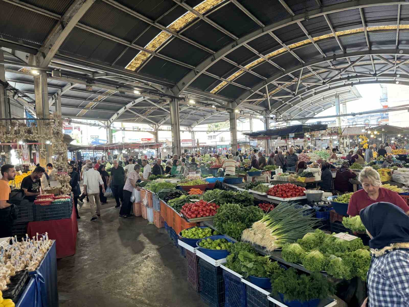 Halk pazarında fiyatlar yükseldi
