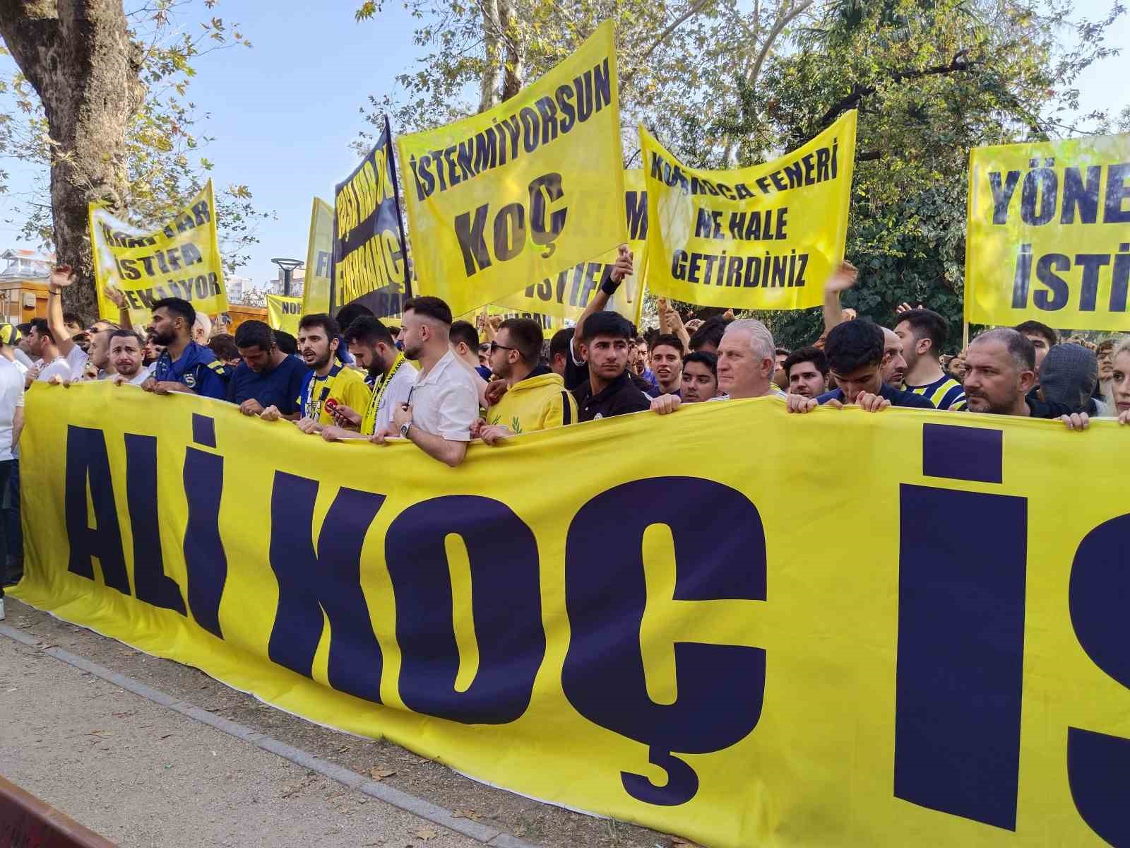 Fenerbahçe’nin bir grup taraftarı tepki amaçlı Yoğurtçu Parkı’nda toplandı