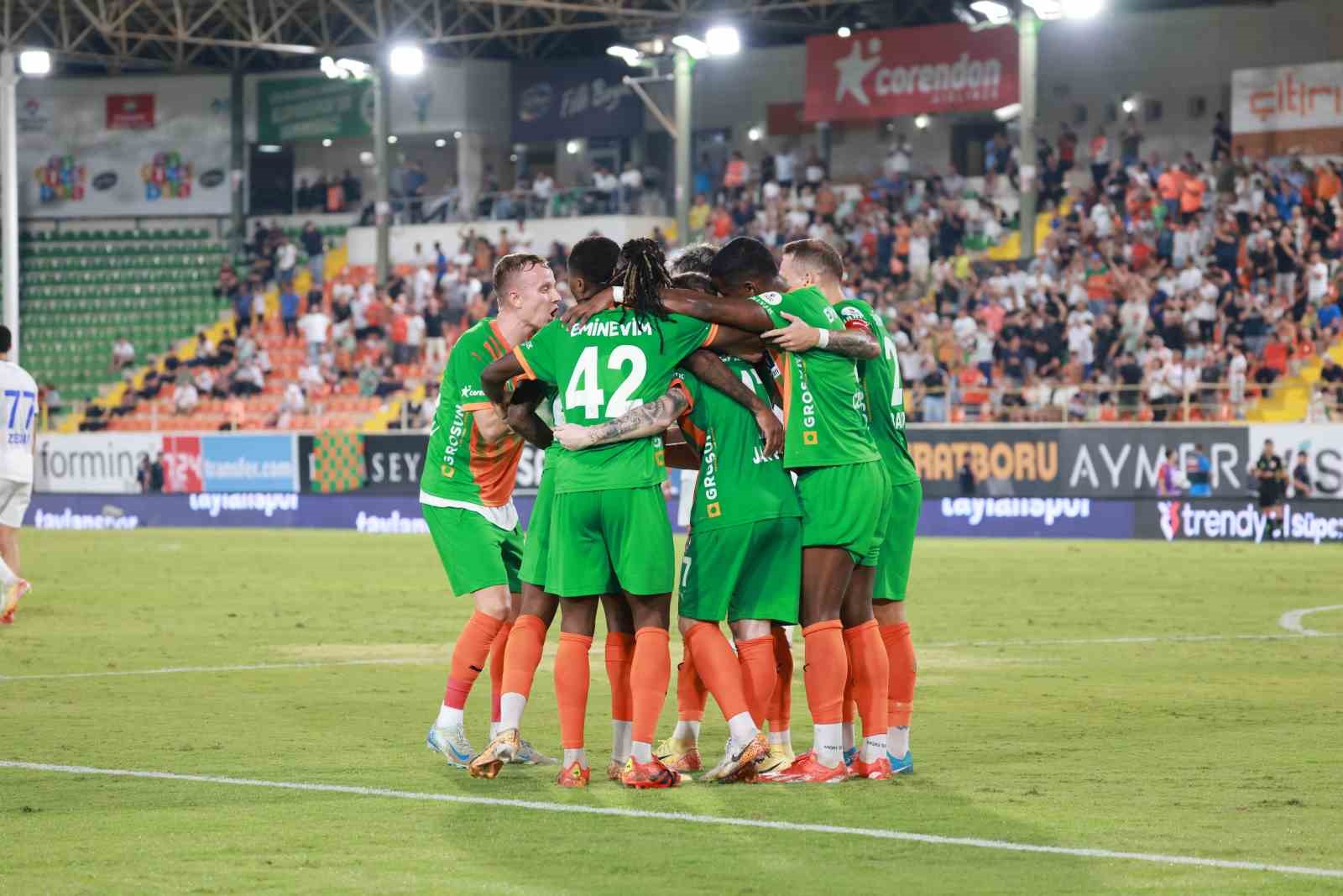 Trendyol Süper Lig: Corendon Alanyaspor: 1 - Çaykur Rizespor: 0 (İlk yarı)
