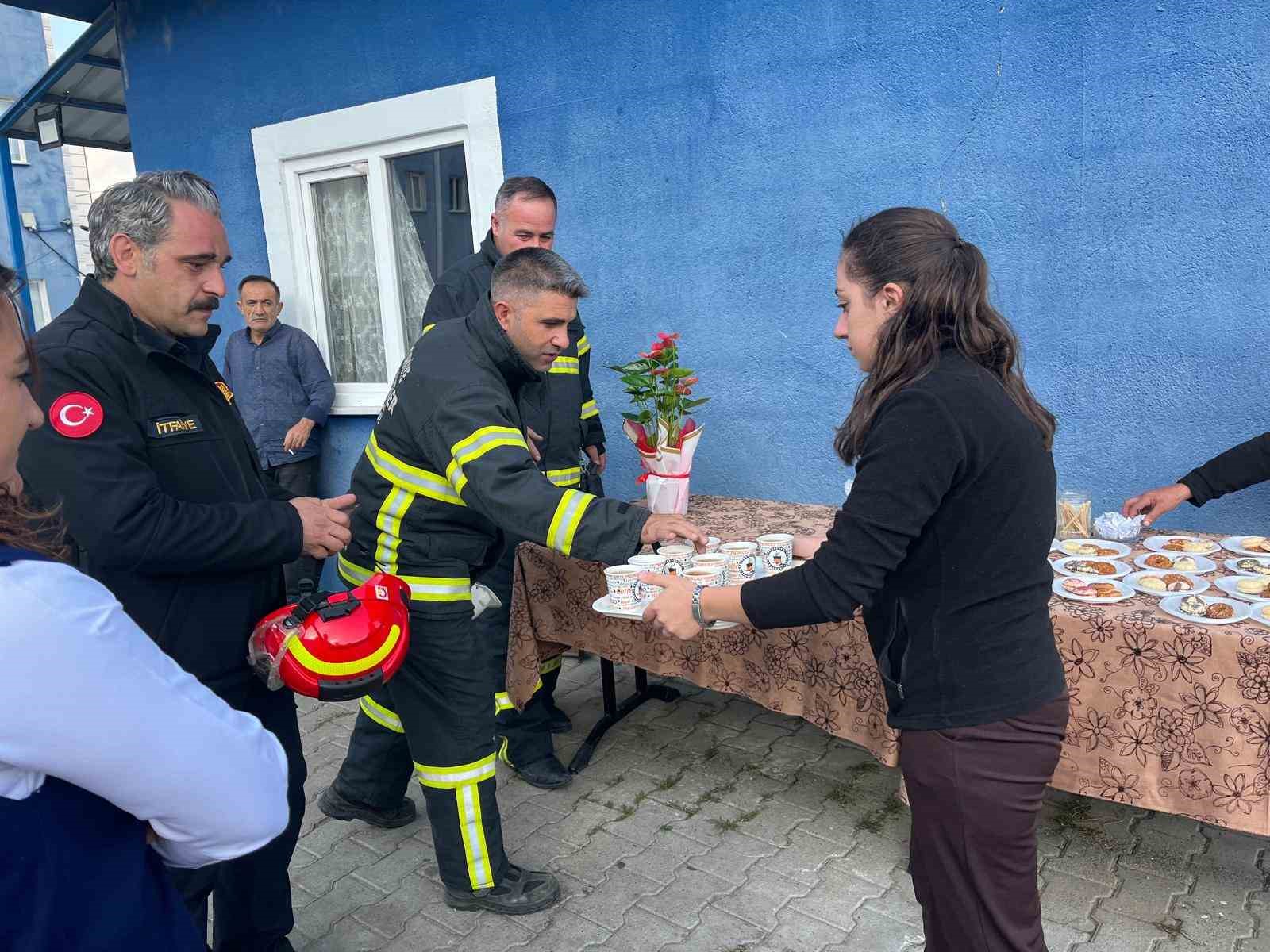 Kars’ta yurt öğrencilerinden itfaiyecilere sürpriz
