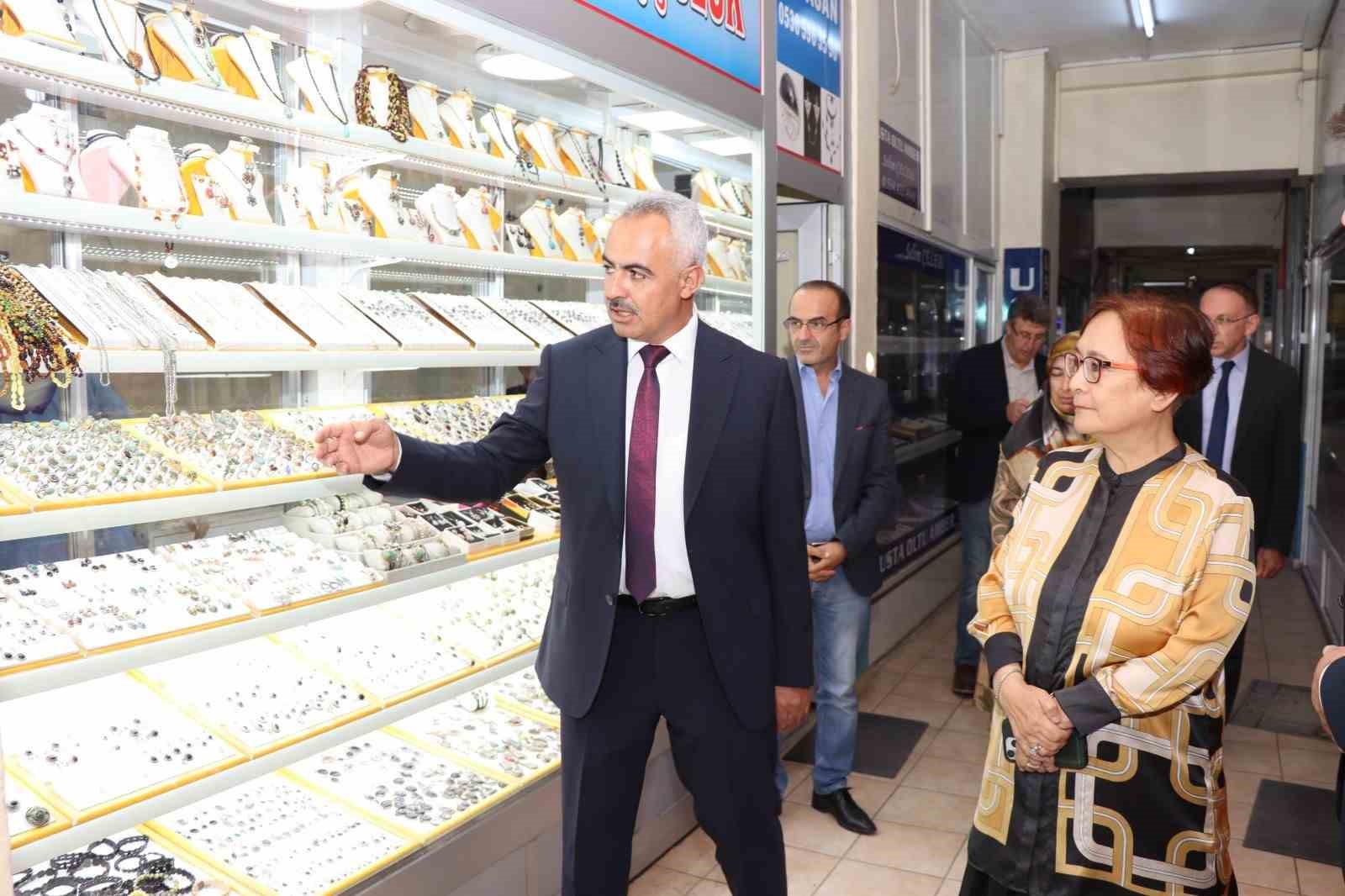 AK Parti MKYK &uuml;yesi Dr. Reşide Y&uuml;ksel Oltu&rsquo;da vatandaşlarla buluştu
