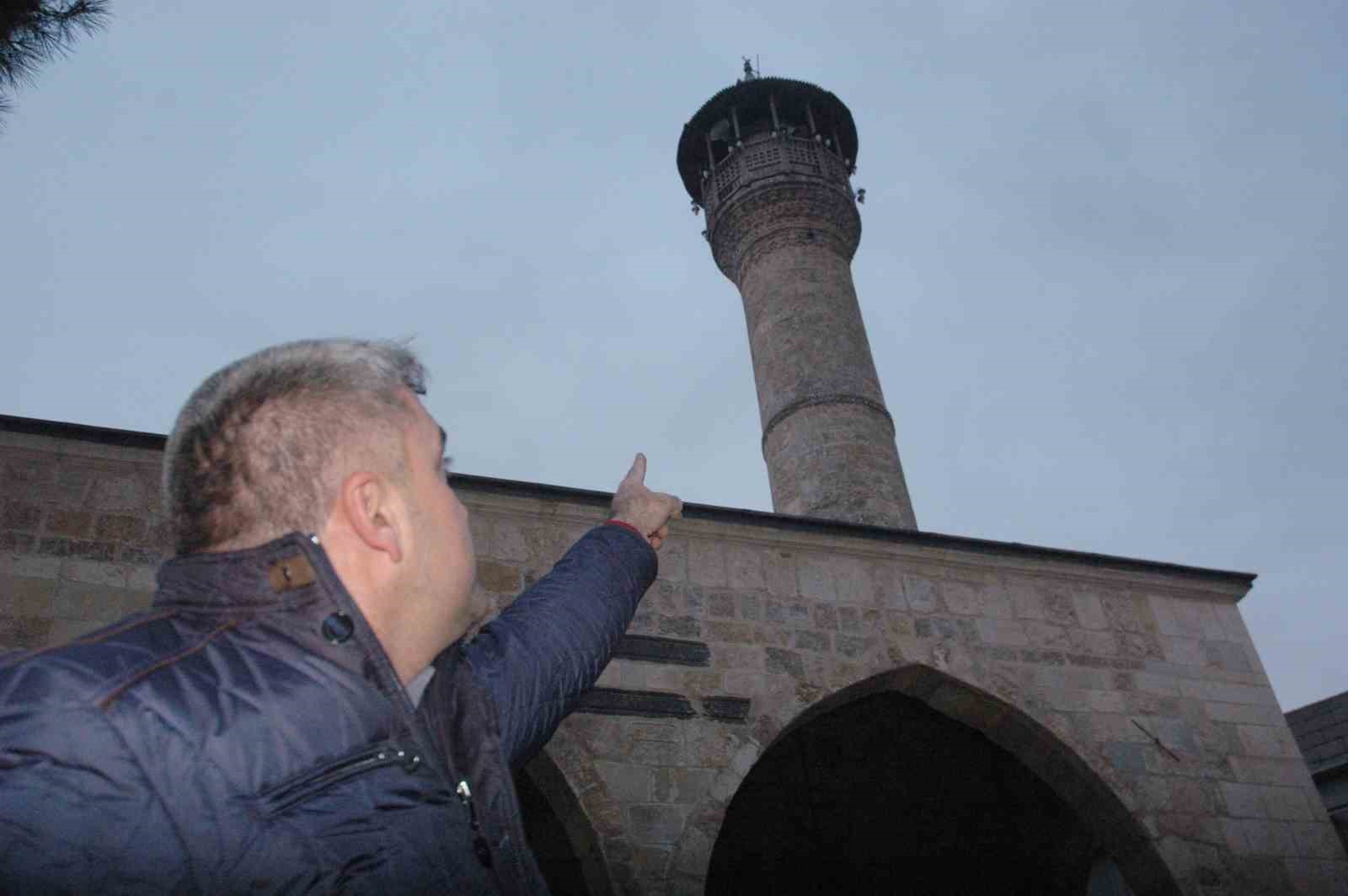 Fransızların attığı patlamamış top mermisi cami enkazında bulundu