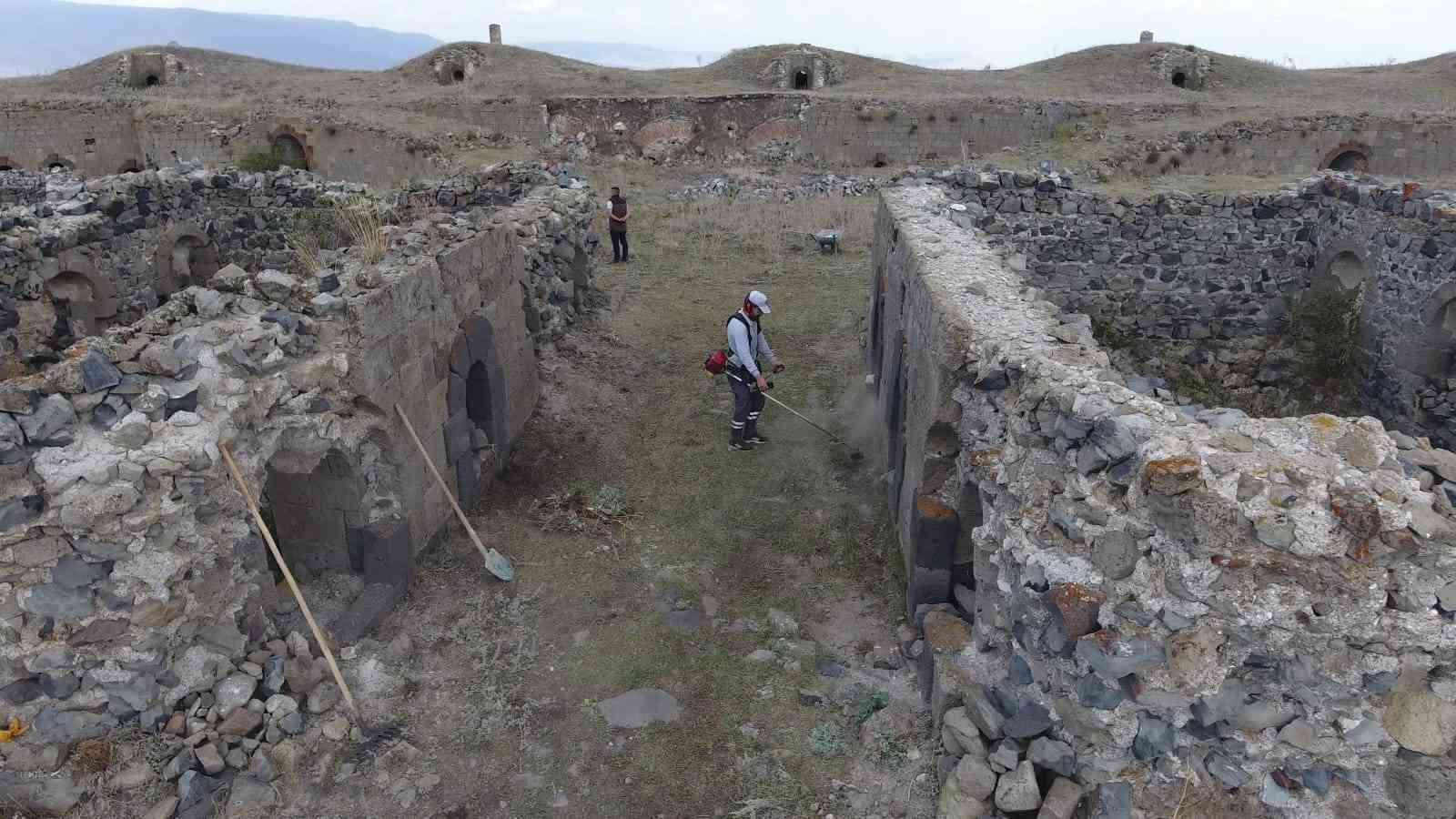 Erzurum ecdadına y&uuml;r&uuml;yor, Tabyalar g&uuml;n y&uuml;z&uuml;ne &ccedil;ıkıyor
