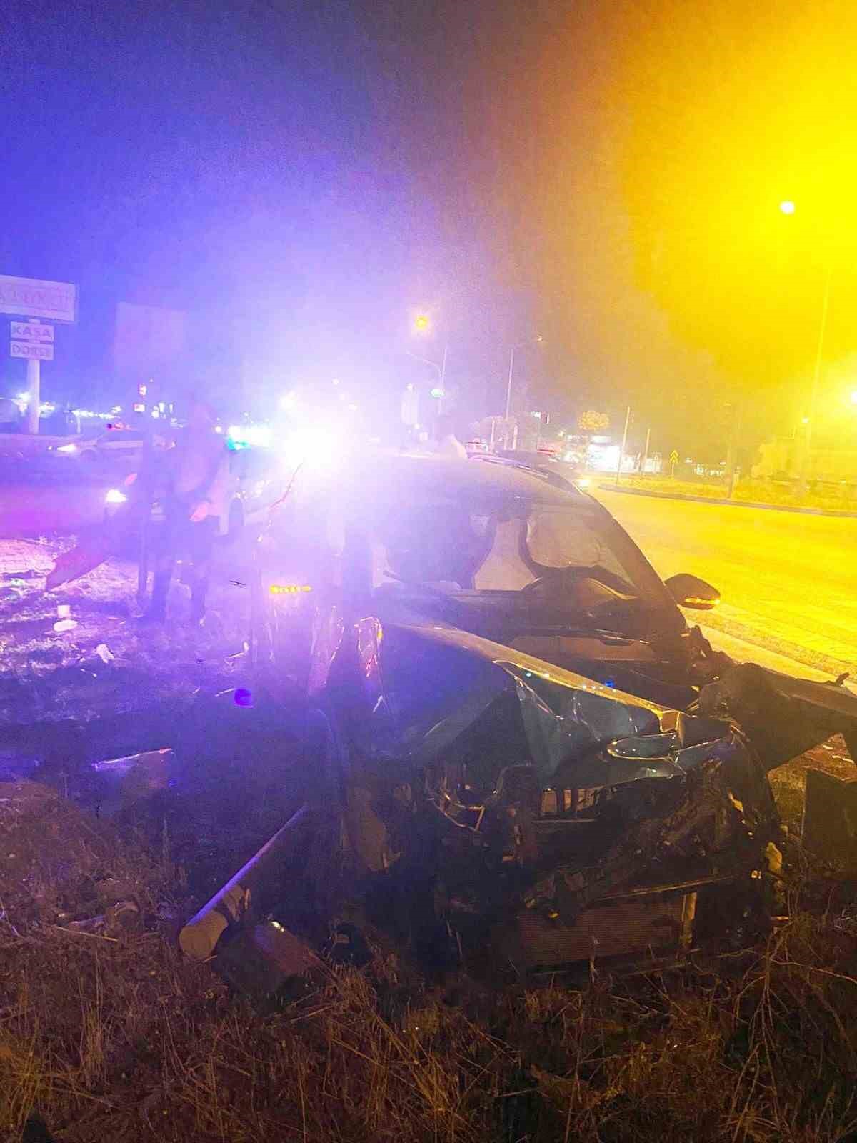 Kırmızı ışıkta geçen tır otomobile çarptı