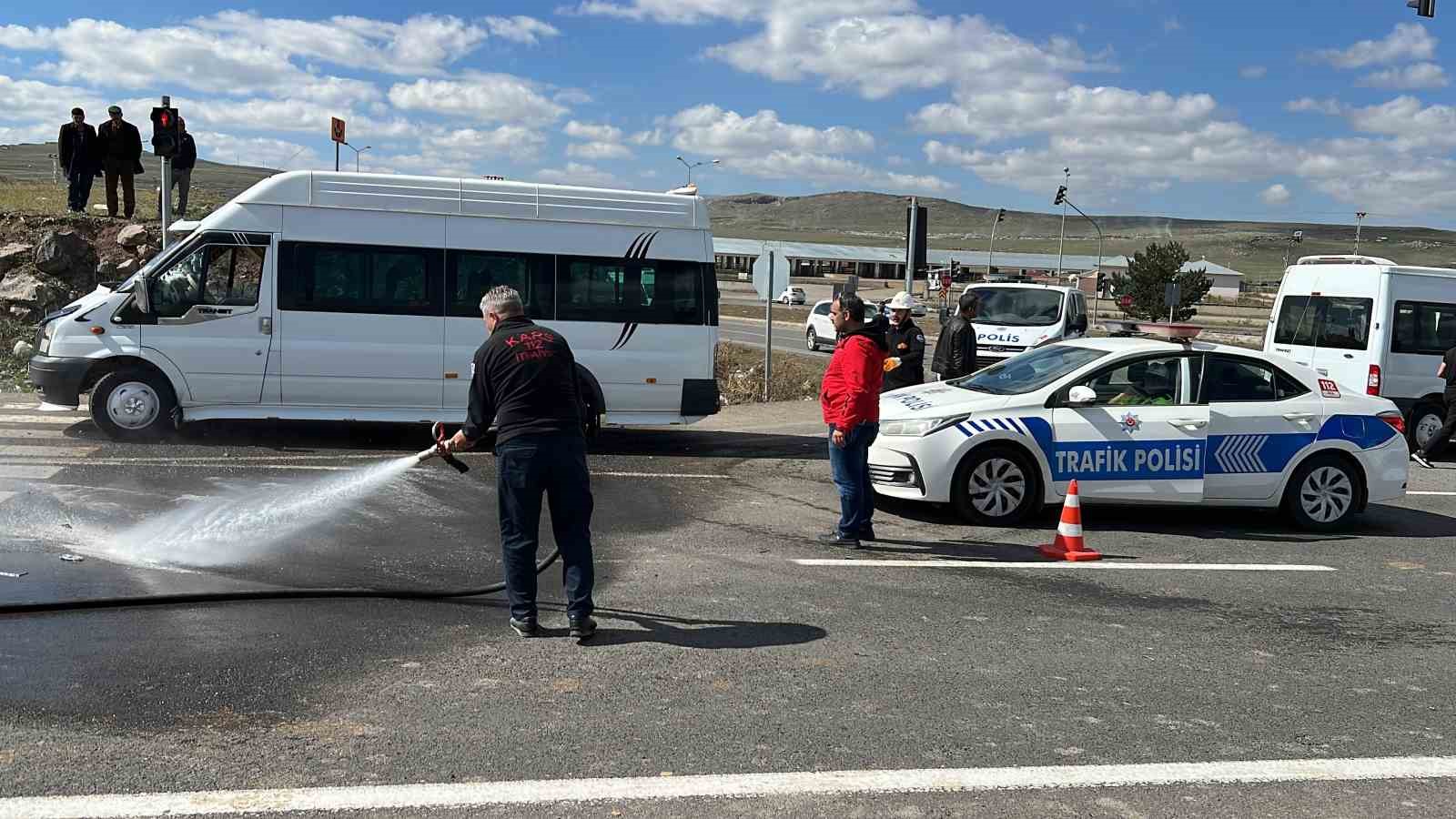 Kars’ta minibüs ile kamyon çarpıştı: 4 yaralı
