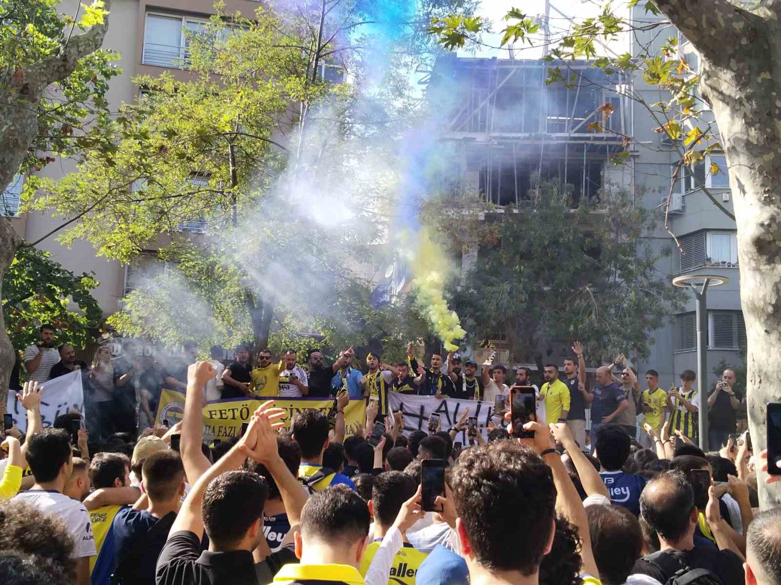 Fenerbah&ccedil;e&rsquo;nin bir grup taraftarı tepki ama&ccedil;lı Yoğurt&ccedil;u Parkı&rsquo;nda toplandı
