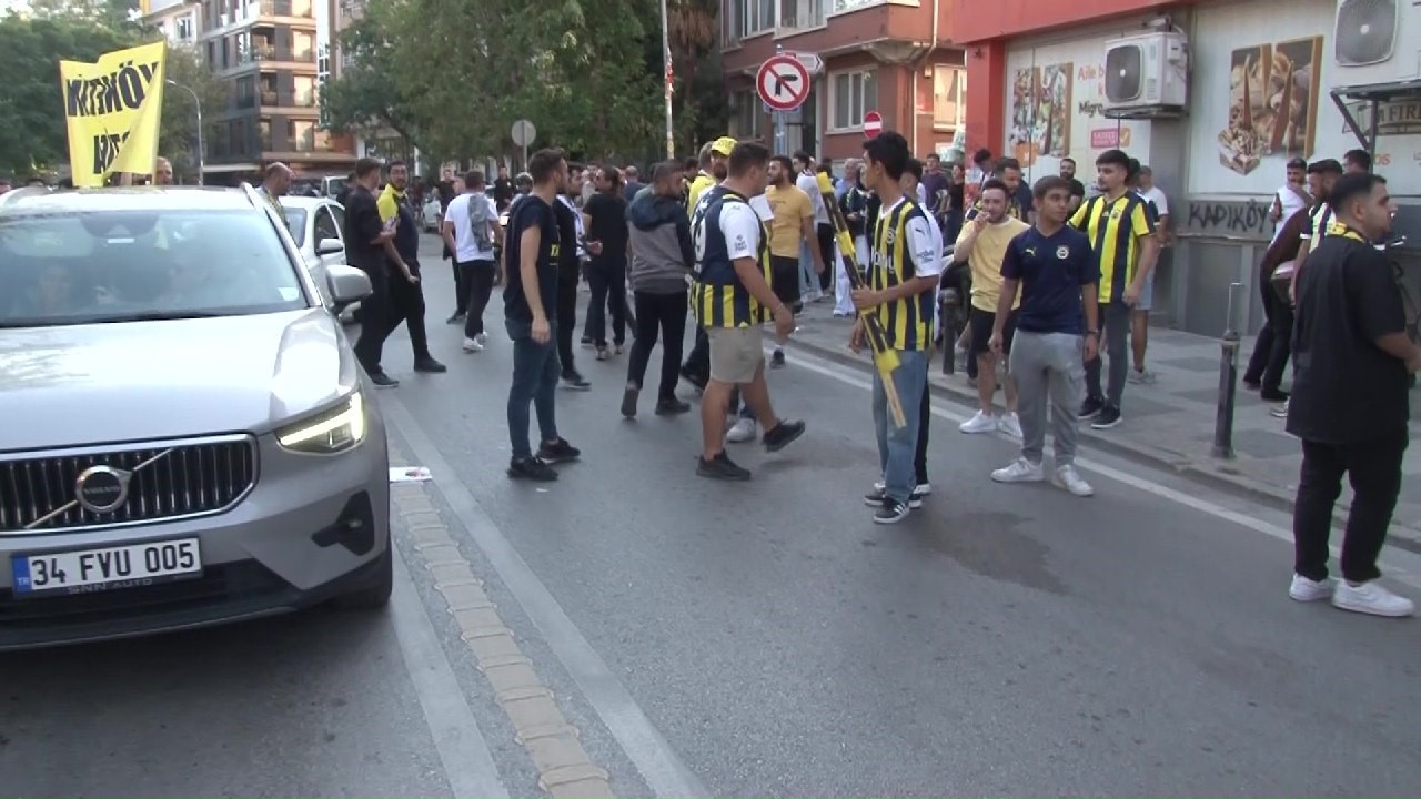 Protesto i&ccedil;in toplanan Fenerbah&ccedil;e taraftarının stada y&uuml;r&uuml;mesine polis engeli
